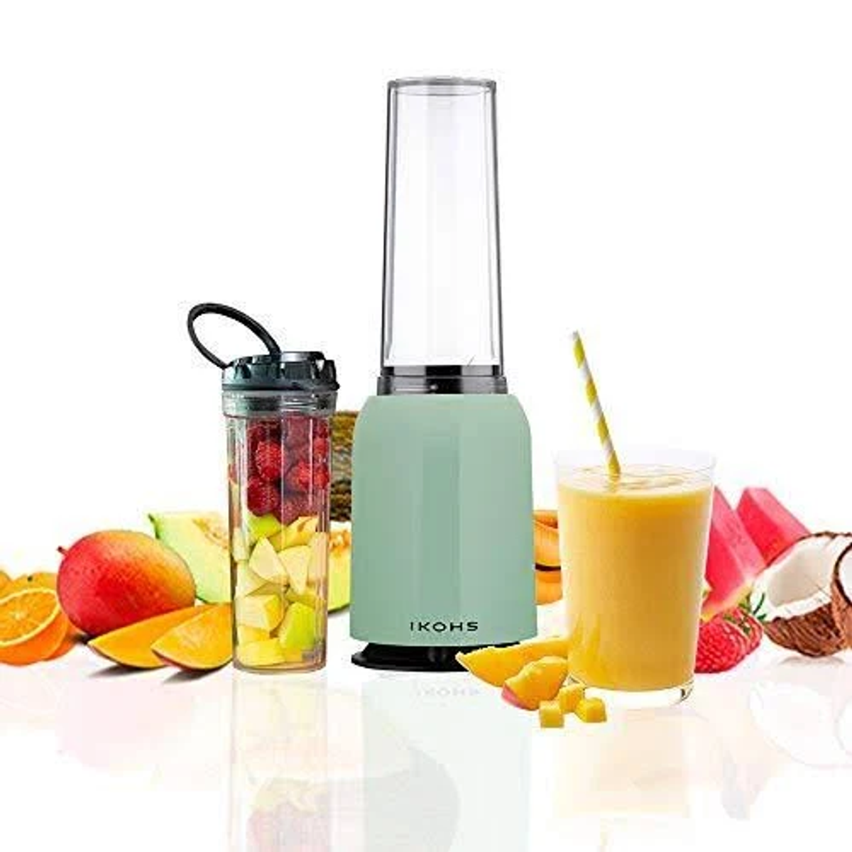 Una licuadora verde con un batido. Los ingredientes están en un recipiente separado, con frutas alrededor.
