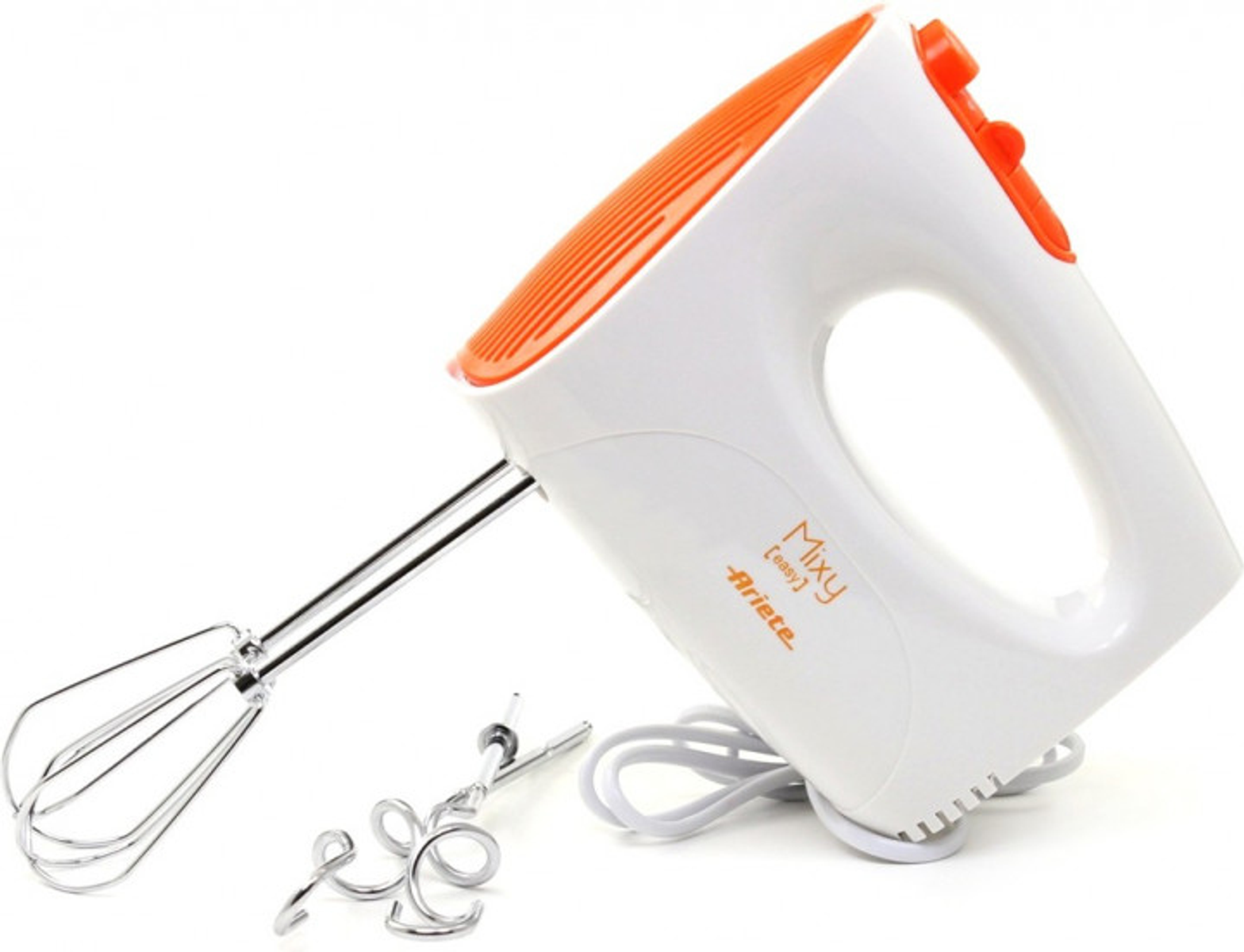 Ein weiß-orangener Handmixer mit Aufsätzen, schräg auf weißer Oberfläche, mit Kabel und zusätzlichen Rührbesen.