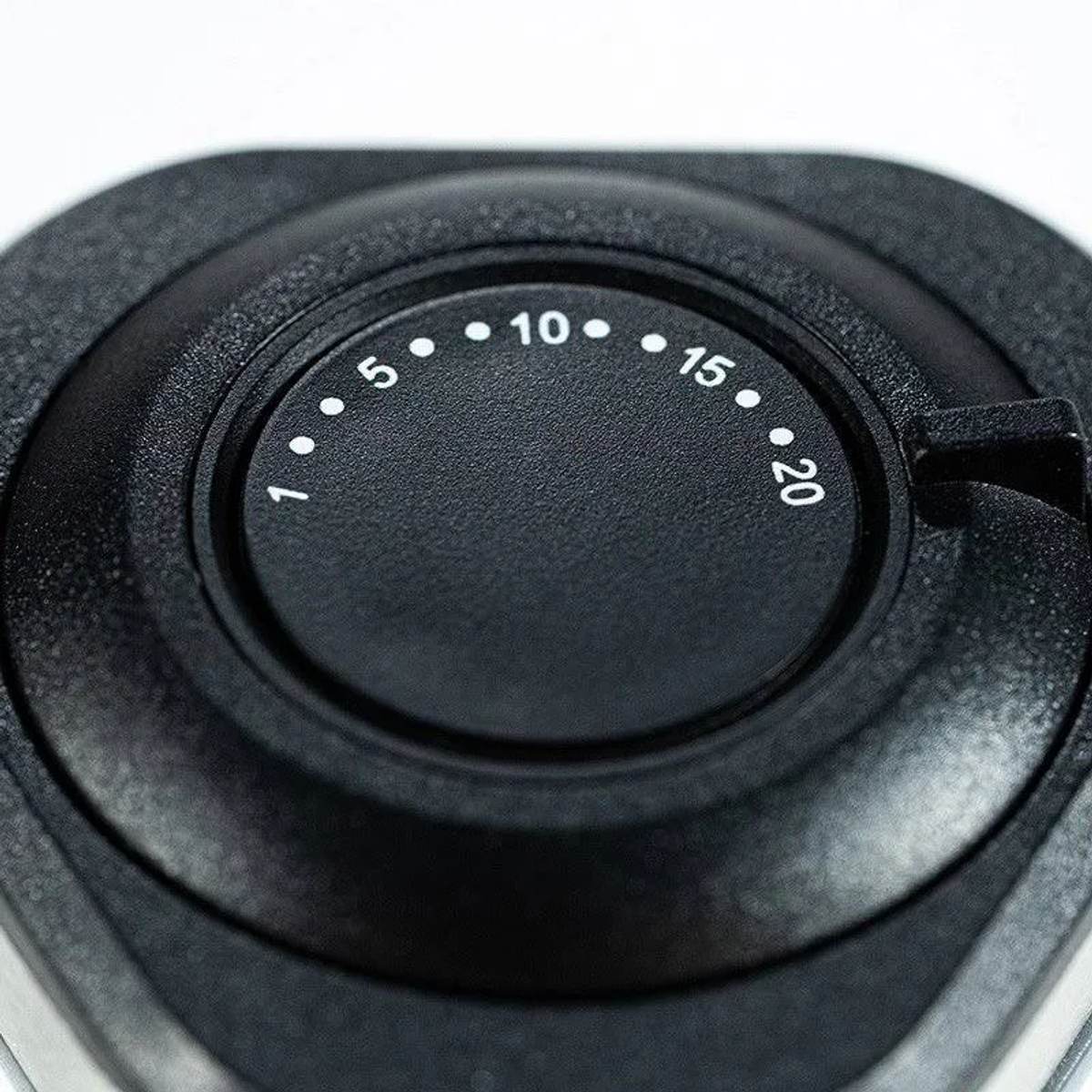 Un dial negro con los números 1, 5, 10, 15 y 20. El dial está configurado en 15.