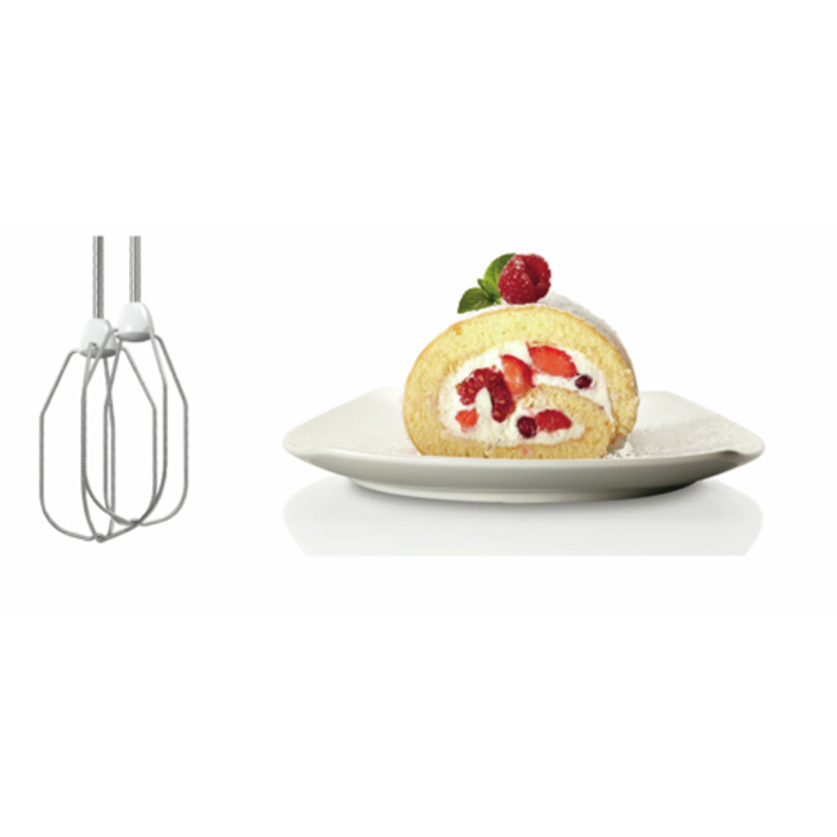 Una torta con crema e frutti di bosco su un piatto bianco e un mixer con fruste.