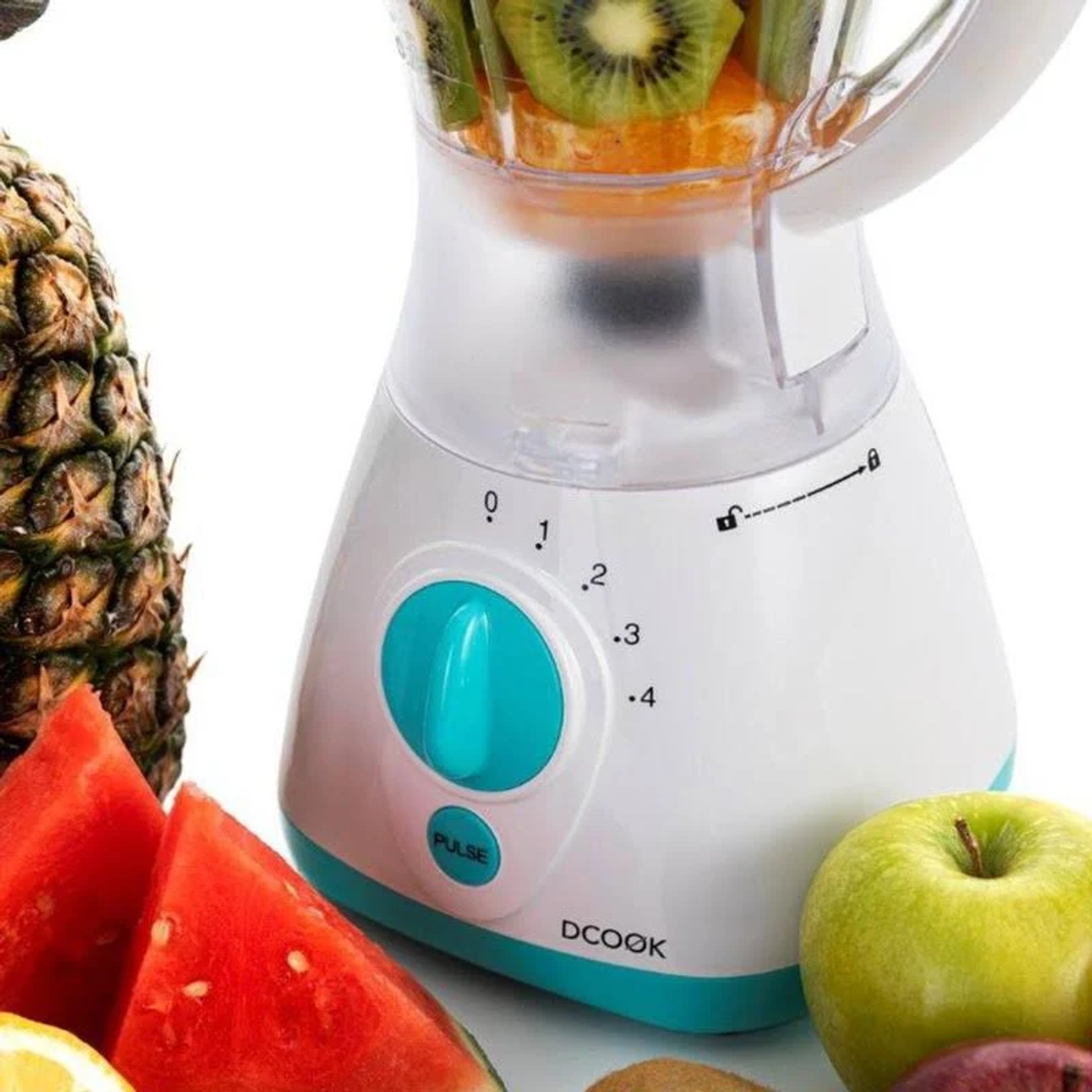 Batidora con fruta y dial azul. Frutas en la mesa. Combinación de colores blanco y azul.