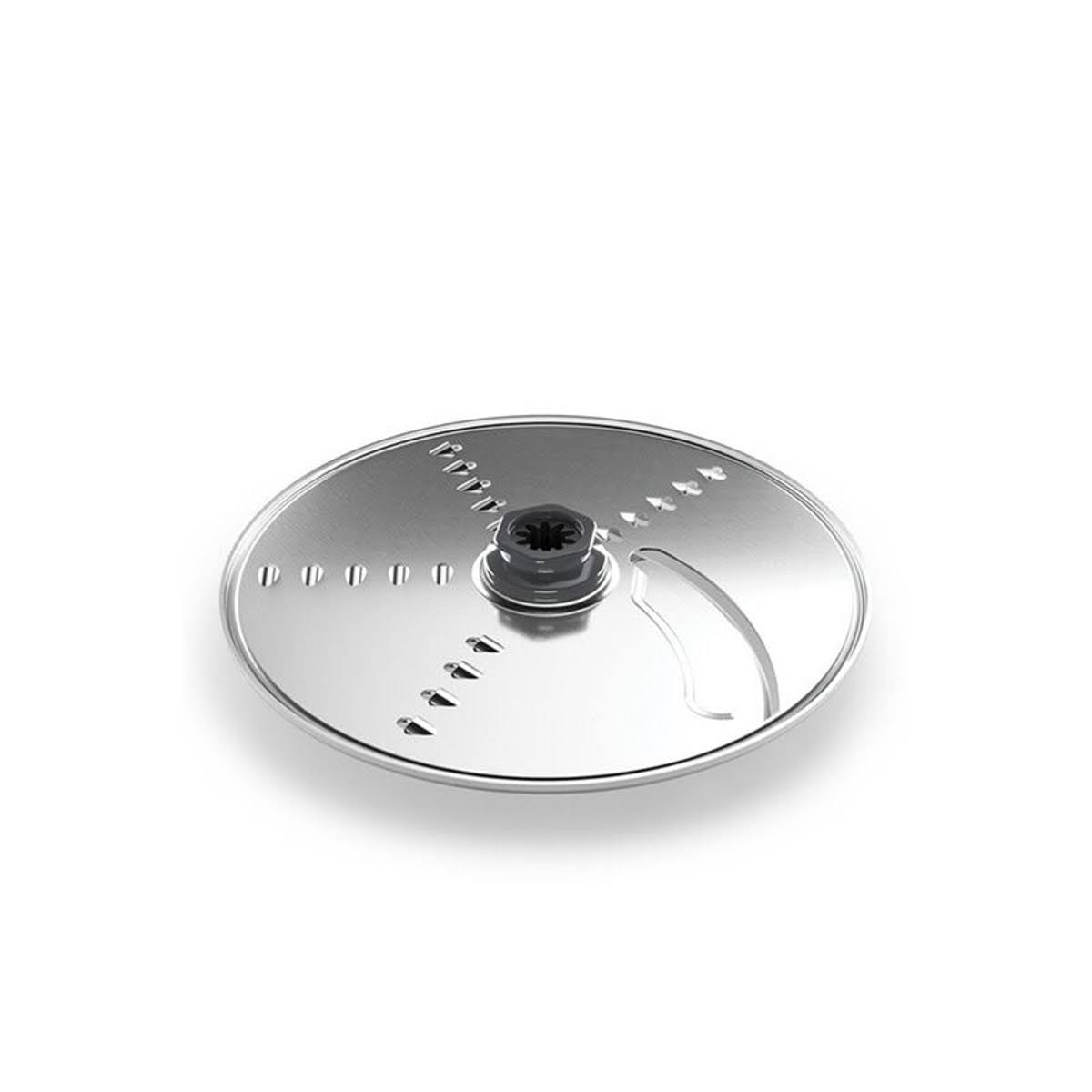 Un disco de corte plateado para procesador de alimentos con múltiples cuchillas afiladas y un cubo gris oscuro central.