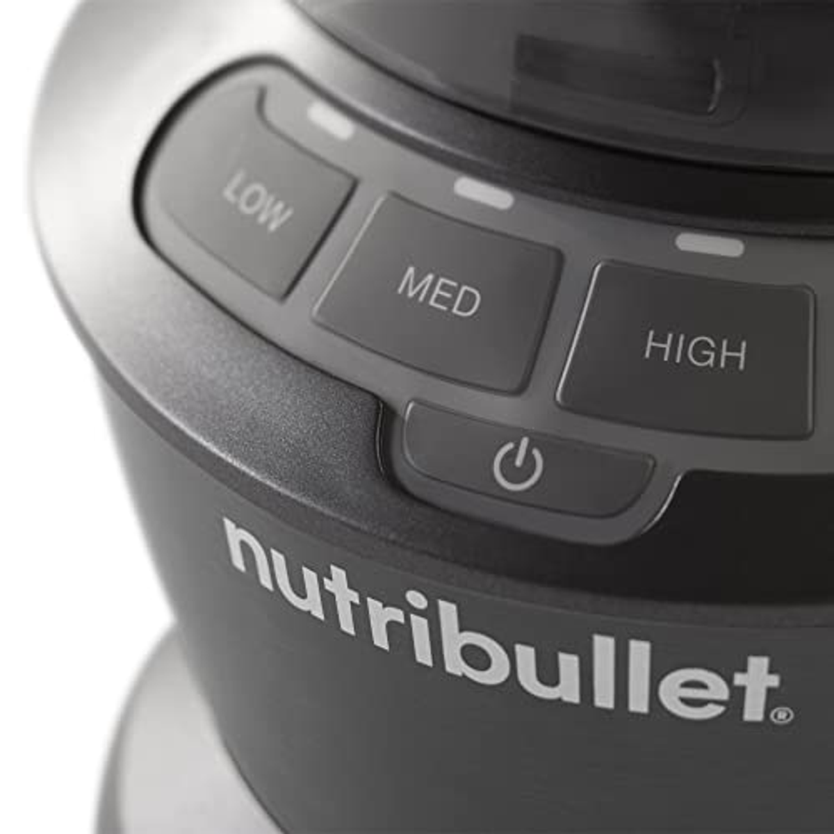 Primer plano de una Nutribullet negra con ajustes de potencia: bajo, medio, alto y un botón de encendido.