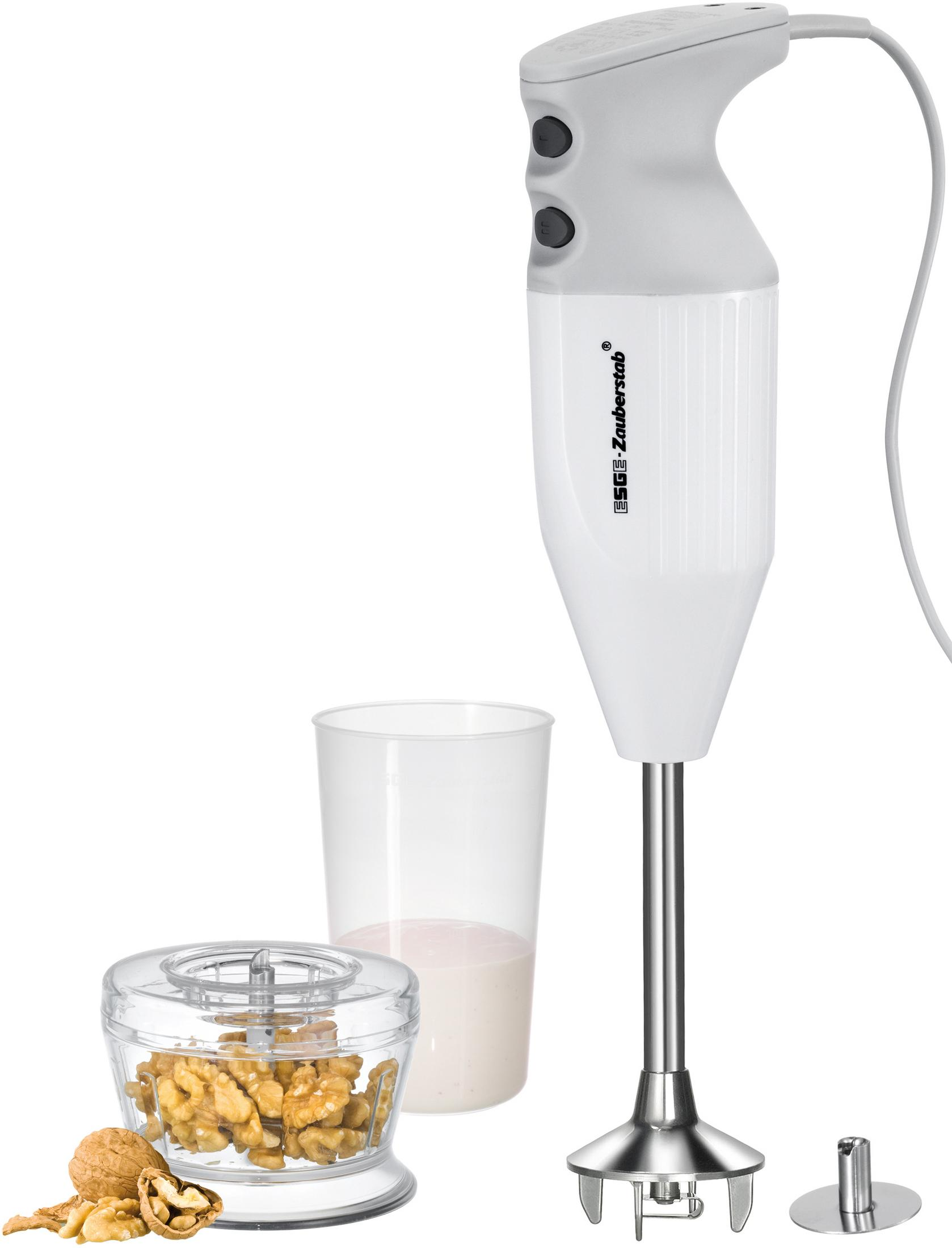 Biały blender ręczny z przezroczystym pojemnikiem, orzechami włoskimi i szklanką mleka.