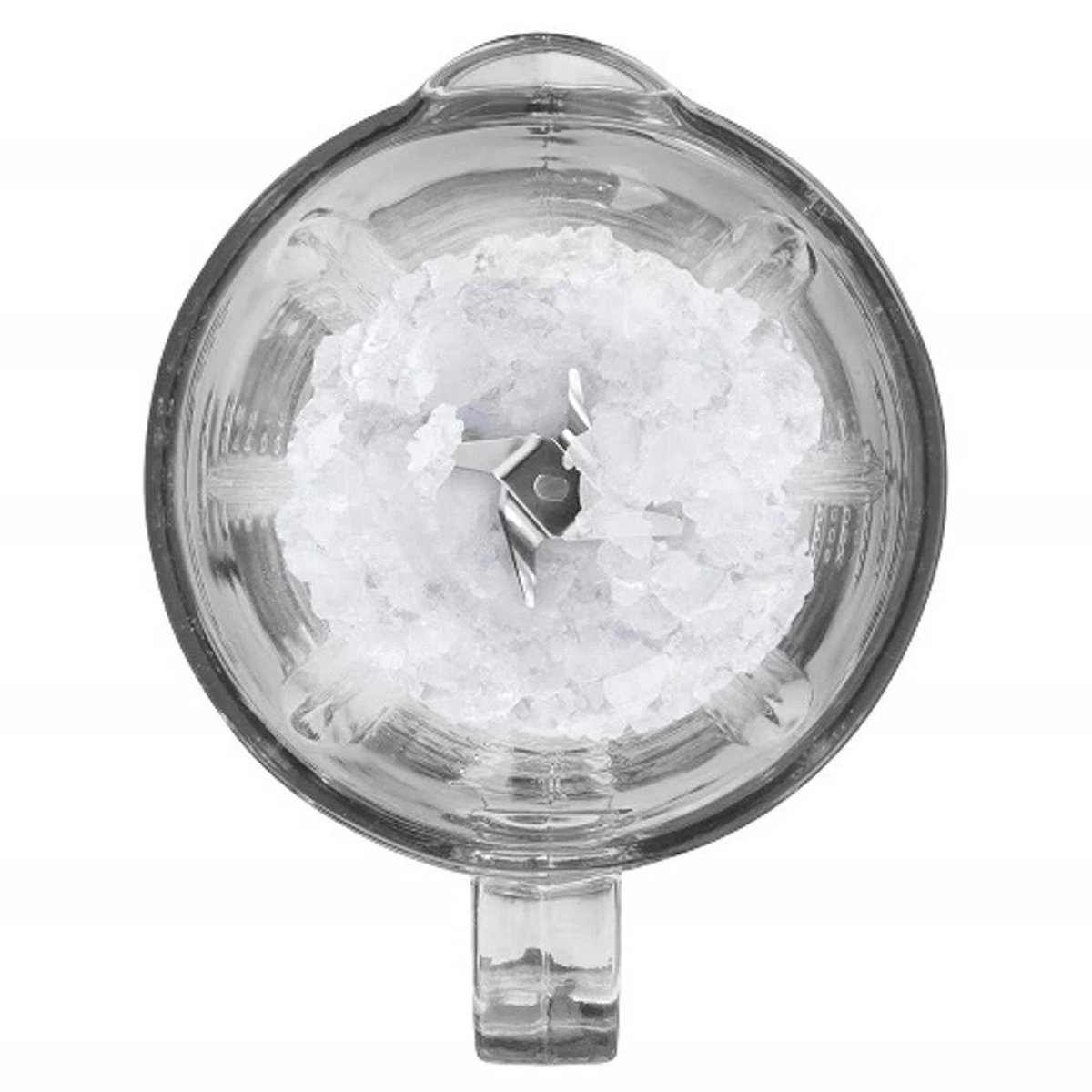 Dzbanek blendera wypełniony kostkami lodu i srebrnym ostrzem. Dzbanek jest przezroczysty.