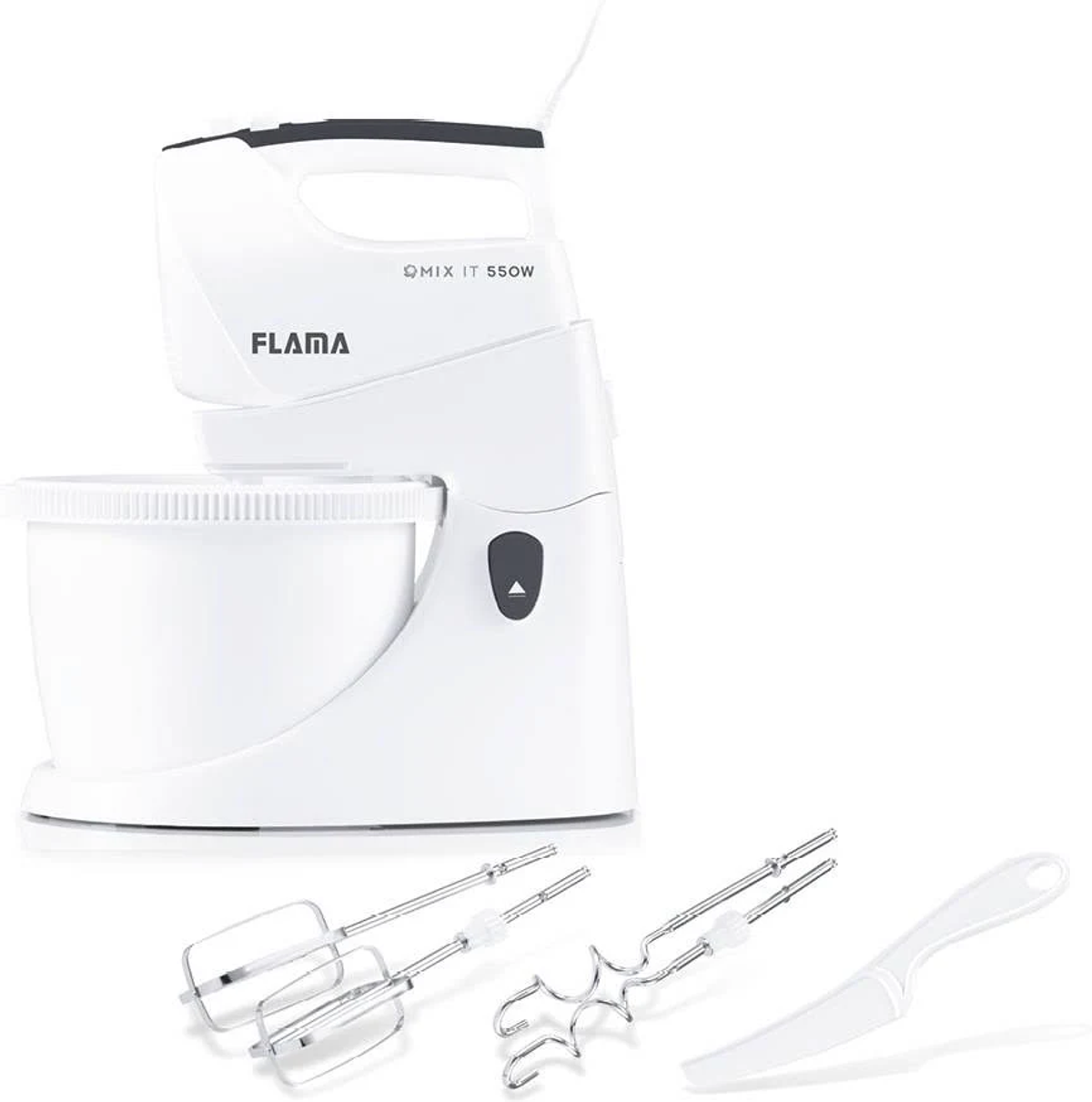 Batidora de pie blanca con accesorios y un cuchillo sobre superficie blanca.