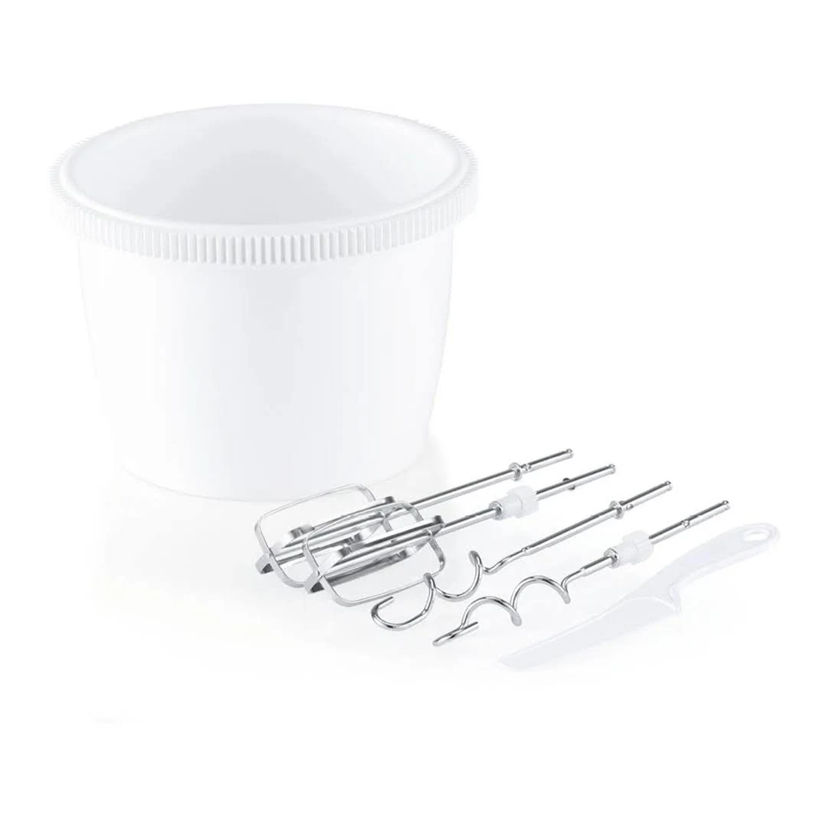 Bol blanco para mezclar con varios accesorios metálicos y una espátula.
