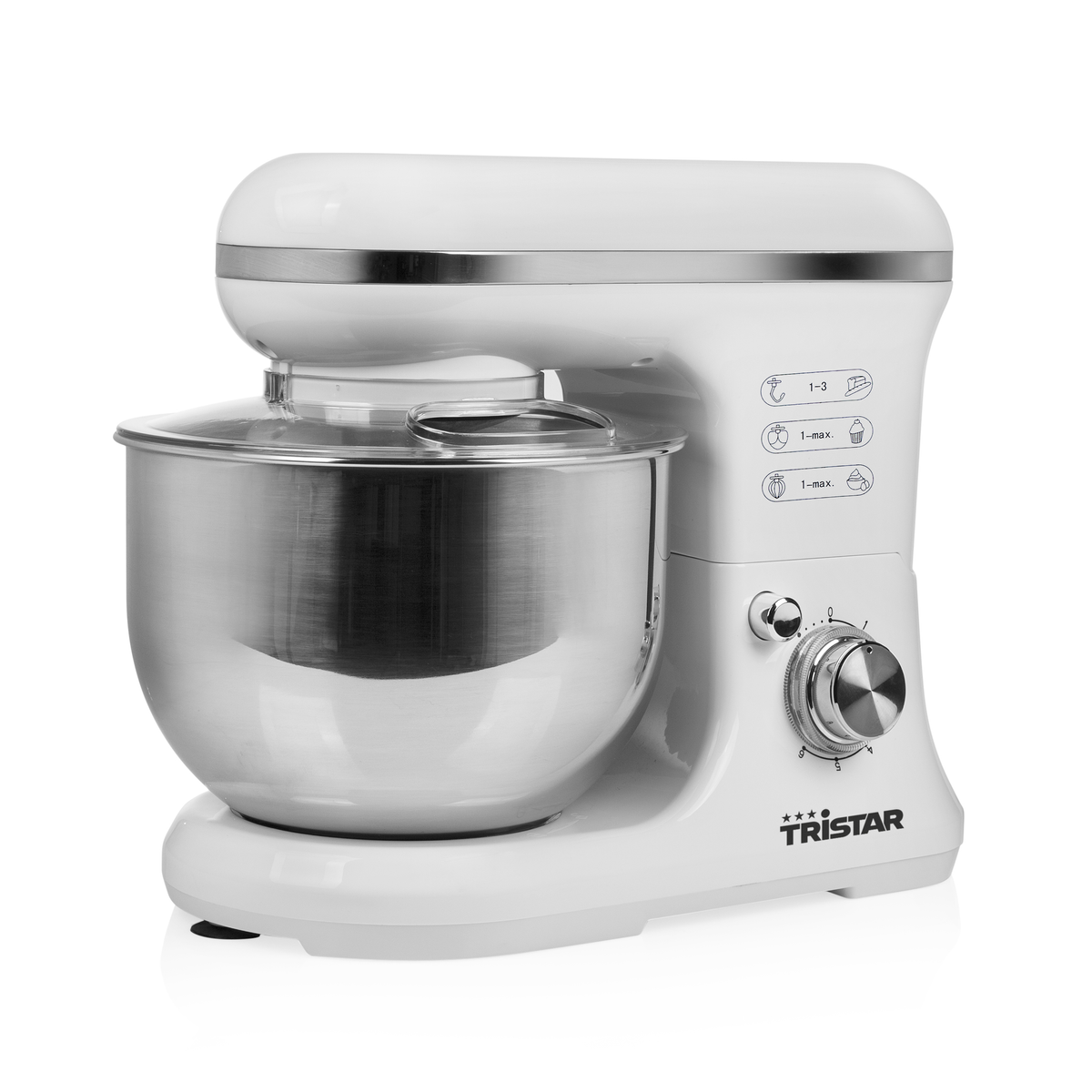 Eine weiße Küchenmaschine mit einer Edelstahlschüssel auf weißem Hintergrund. Sie verfügt über ein Bedienfeld.