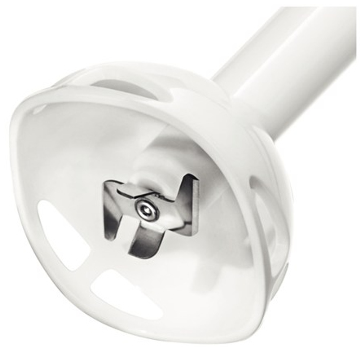 Zbliżenie białej końcówki blendera ręcznego z metalowym ostrzem. Jest odizolowany na białym tle.