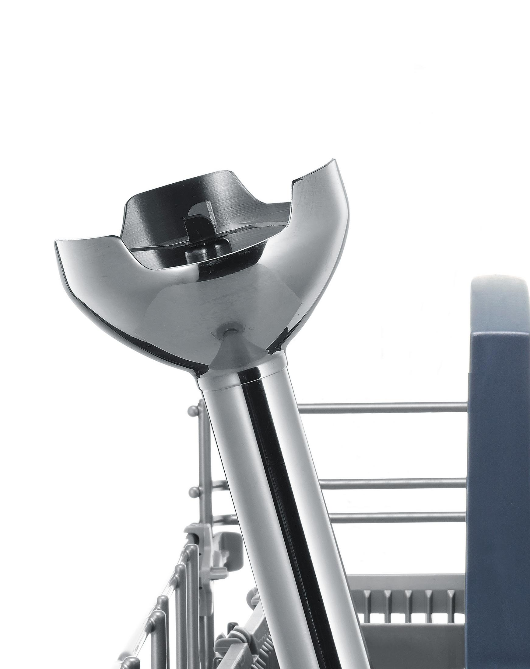 Blender zanurzeniowy. Srebrny, kątowy blender zanurzeniowy na białym tle, ze metalowym stojakiem.