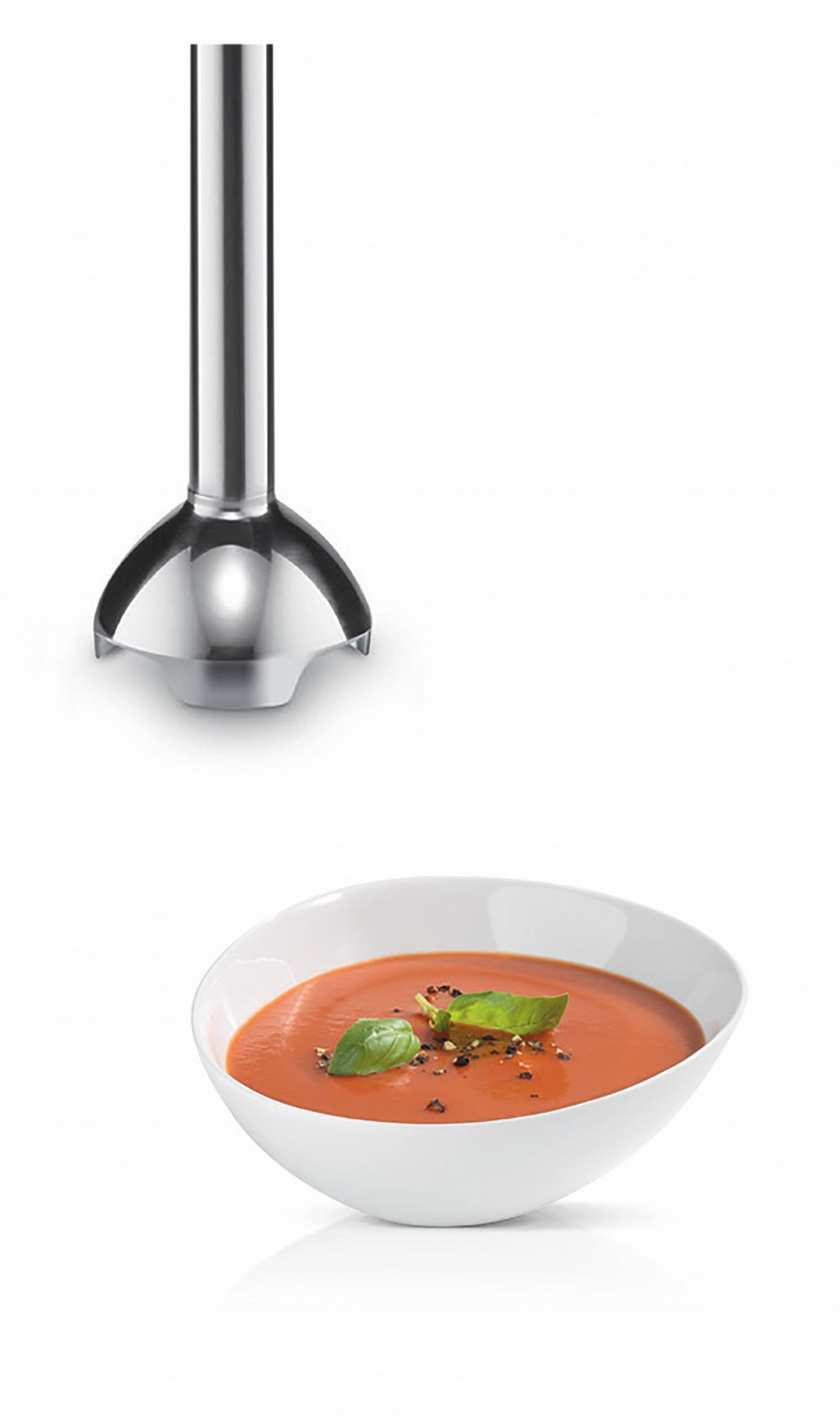 Blender ręczny i miska z zupą pomidorową z bazylią i czarnym pieprzem.