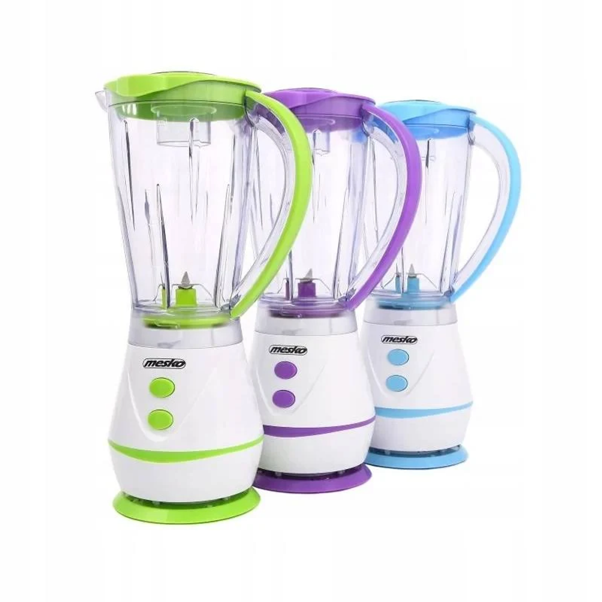 Drei Mesko-Mixer, grün, lila und blau. Weißer Sockel mit transparenten Krügen.