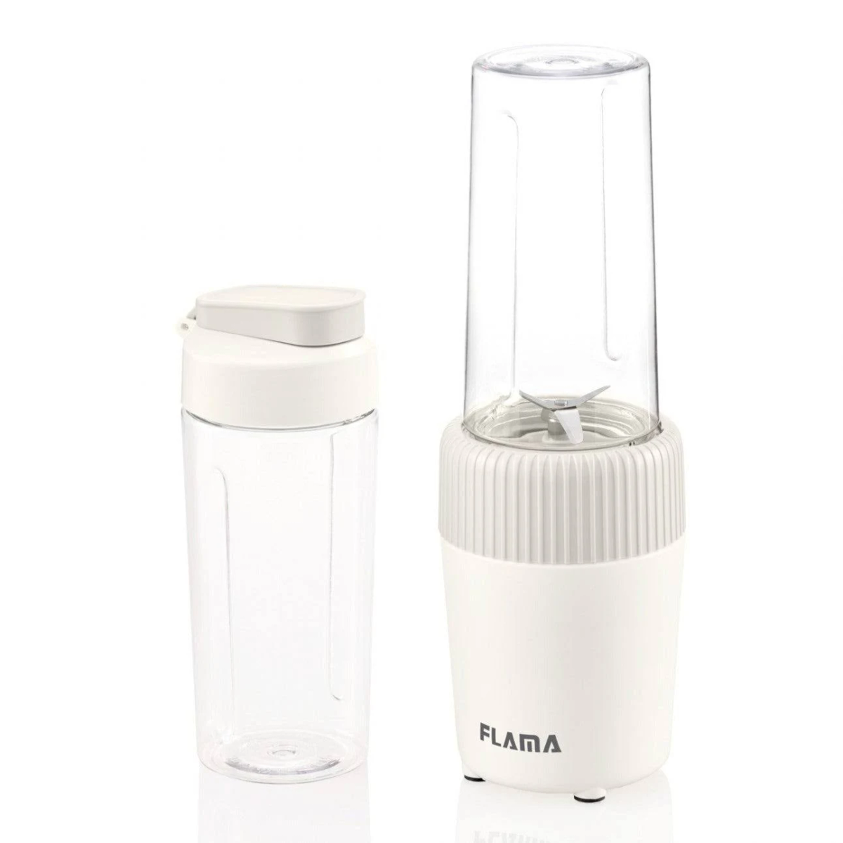 Una licuadora blanca con vaso transparente y tapa blanca. Junto a una botella transparente vacía con tapa.