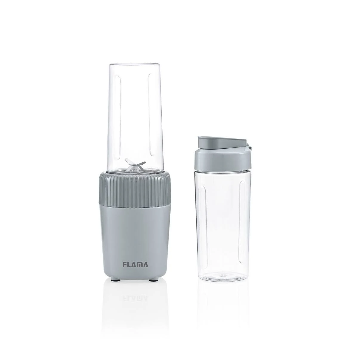 Una licuadora gris con un recipiente transparente y una botella separada.