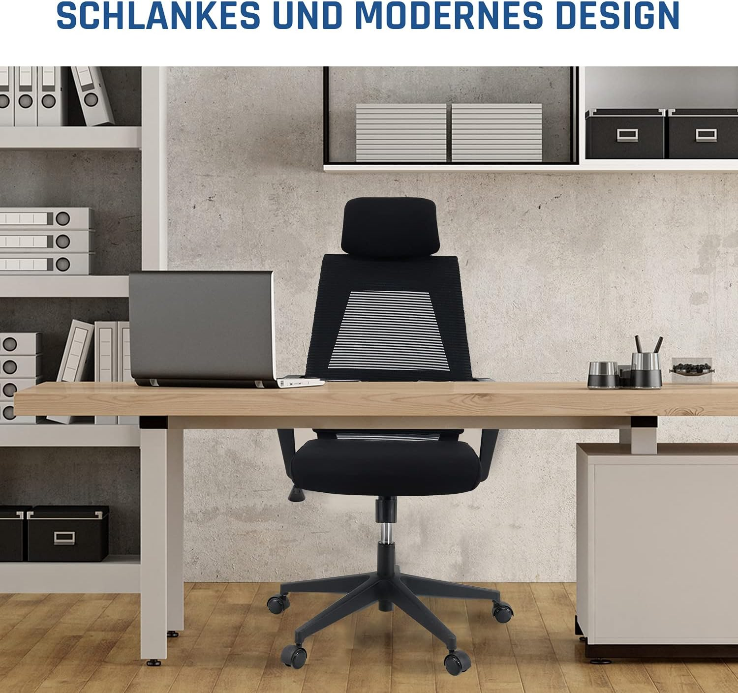 Modernes Büro mit schwarzem Stuhl, Schreibtisch, Laptop und Regalen.