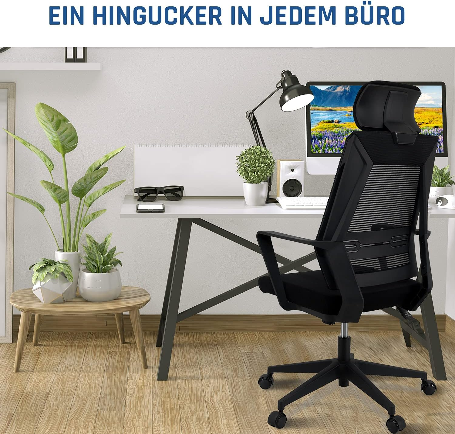 Eine moderne Büroszene mit schwarzem Bürostuhl, Schreibtisch, Computer, Lampe und Pflanzen. Der Text lautet 'EIN HINGUCKER'.