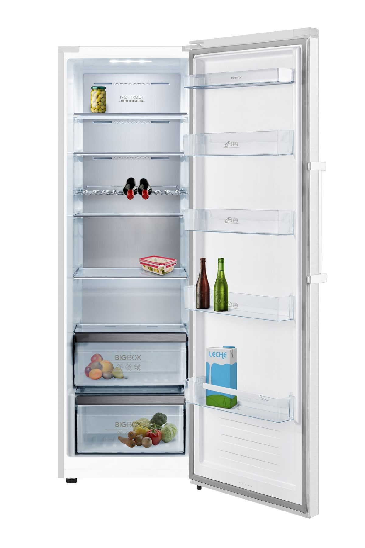 Refrigerador blanco abierto con estantes. Contenido: frascos, zapatos, botellas, recipientes y cajones de productos.