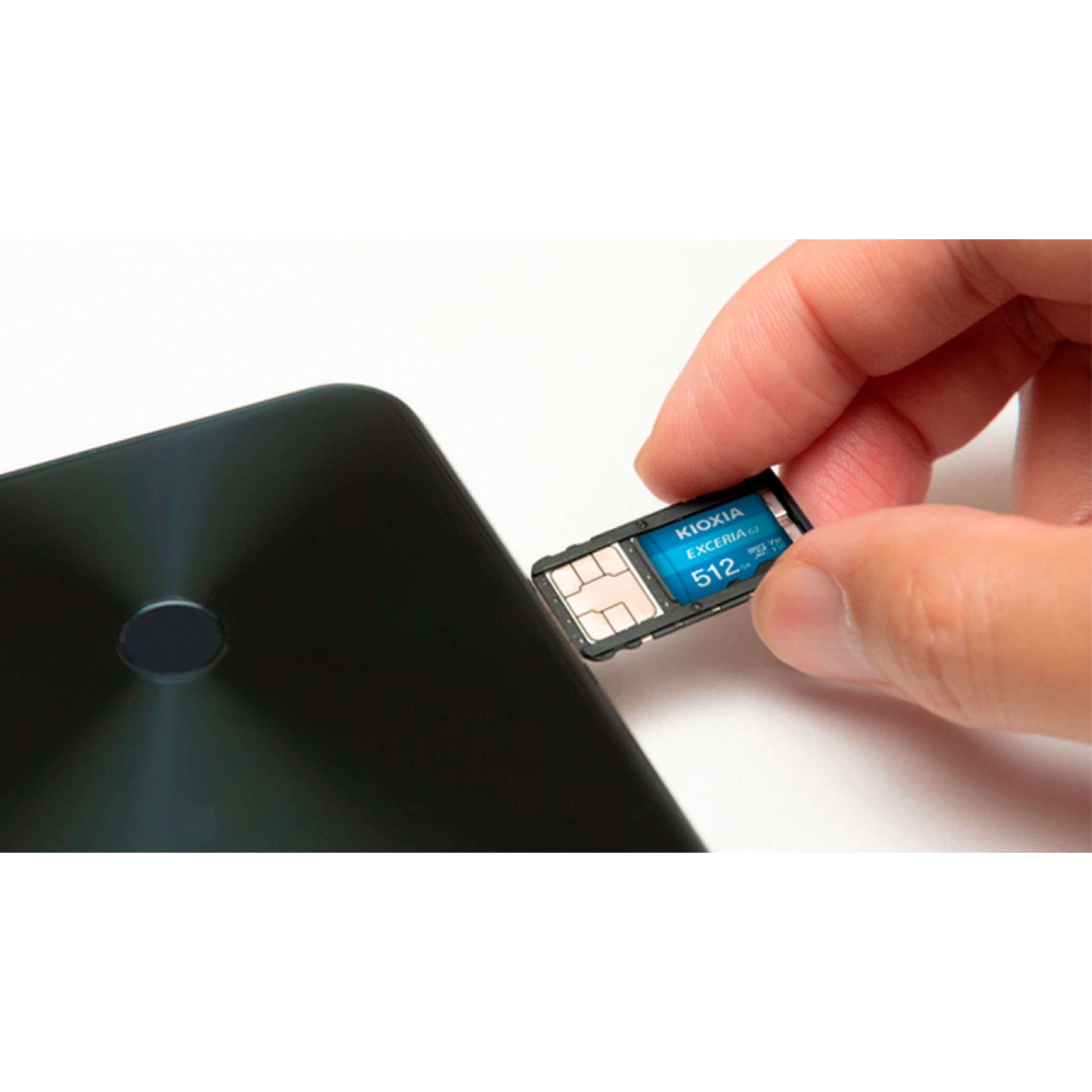 Una mano insertando una tarjeta micro SD Kioxia Exceria en un smartphone negro.