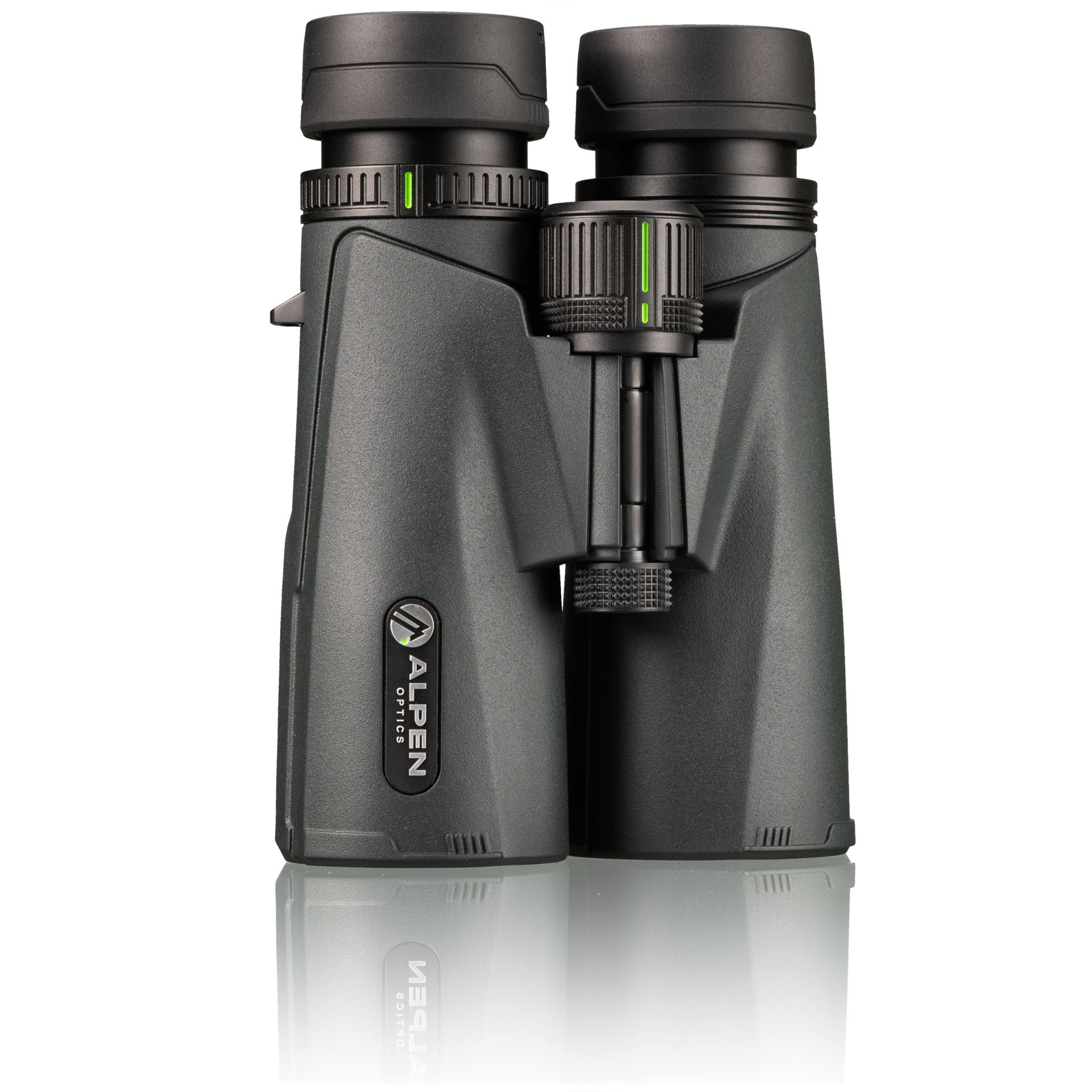 Binoculares Alpen Optics negros y grises que se reflejan en una superficie blanca.