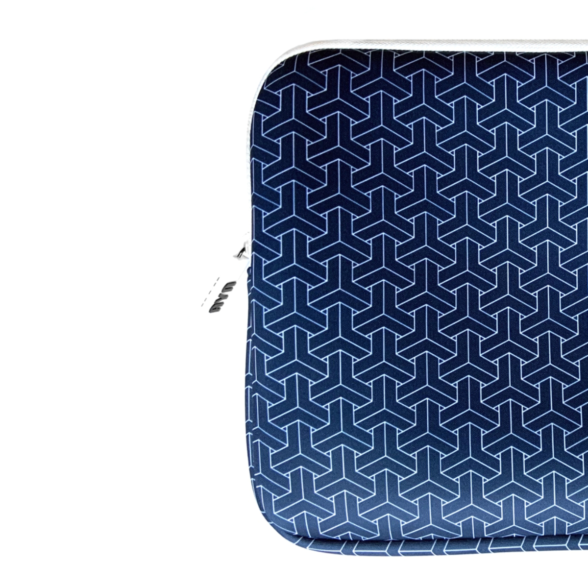 Primer plano de una funda azul para portátil con patrones geométricos blancos y una cremallera.