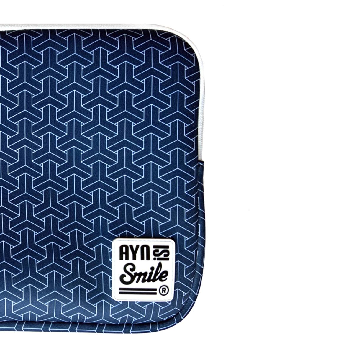 Estuche azul con patrón, cremallera blanca y logotipo. El fondo es blanco.