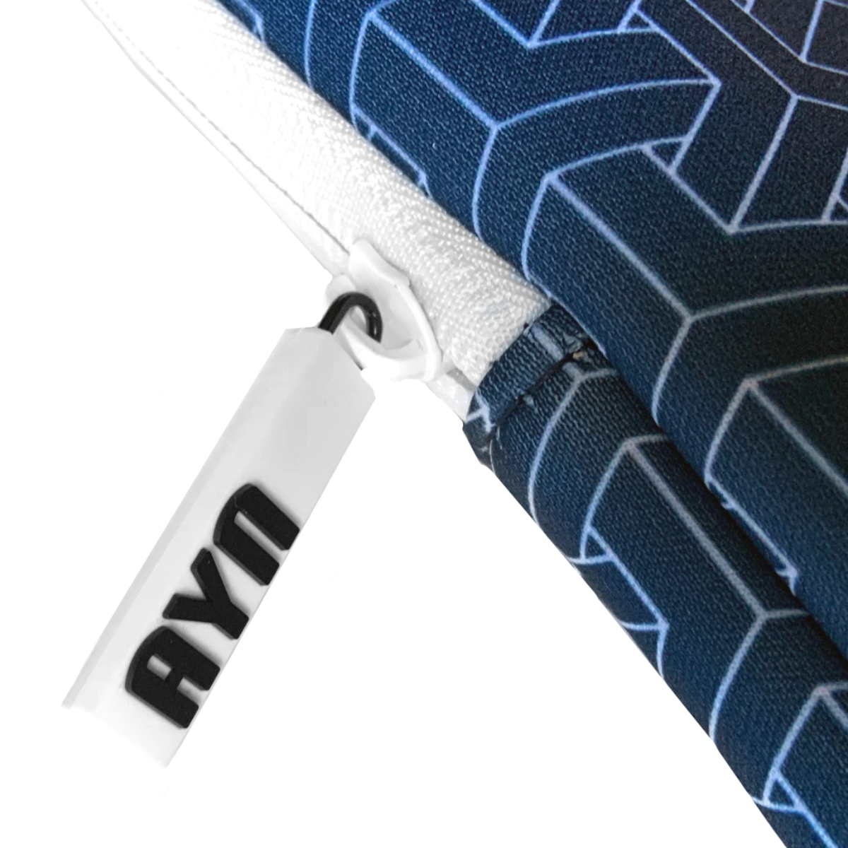 Primer plano de una cremallera blanca con una etiqueta AYO negra en una funda azul geométrica.