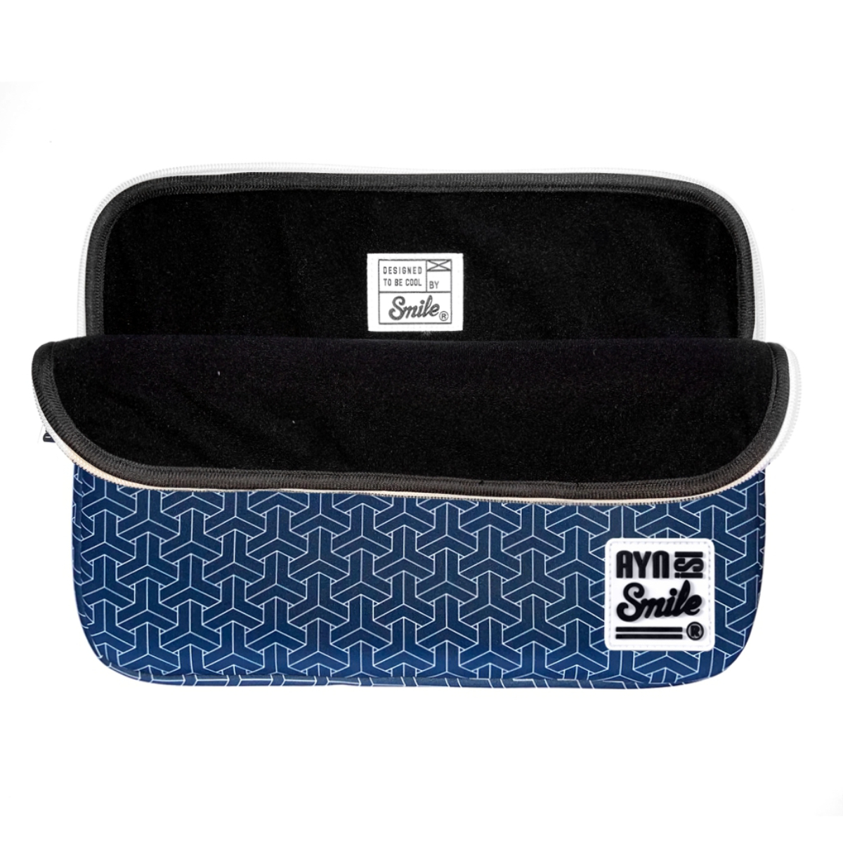 Funda para portátil azul marino con patrón geométrico blanco, logo Smile a la derecha e interior negro.