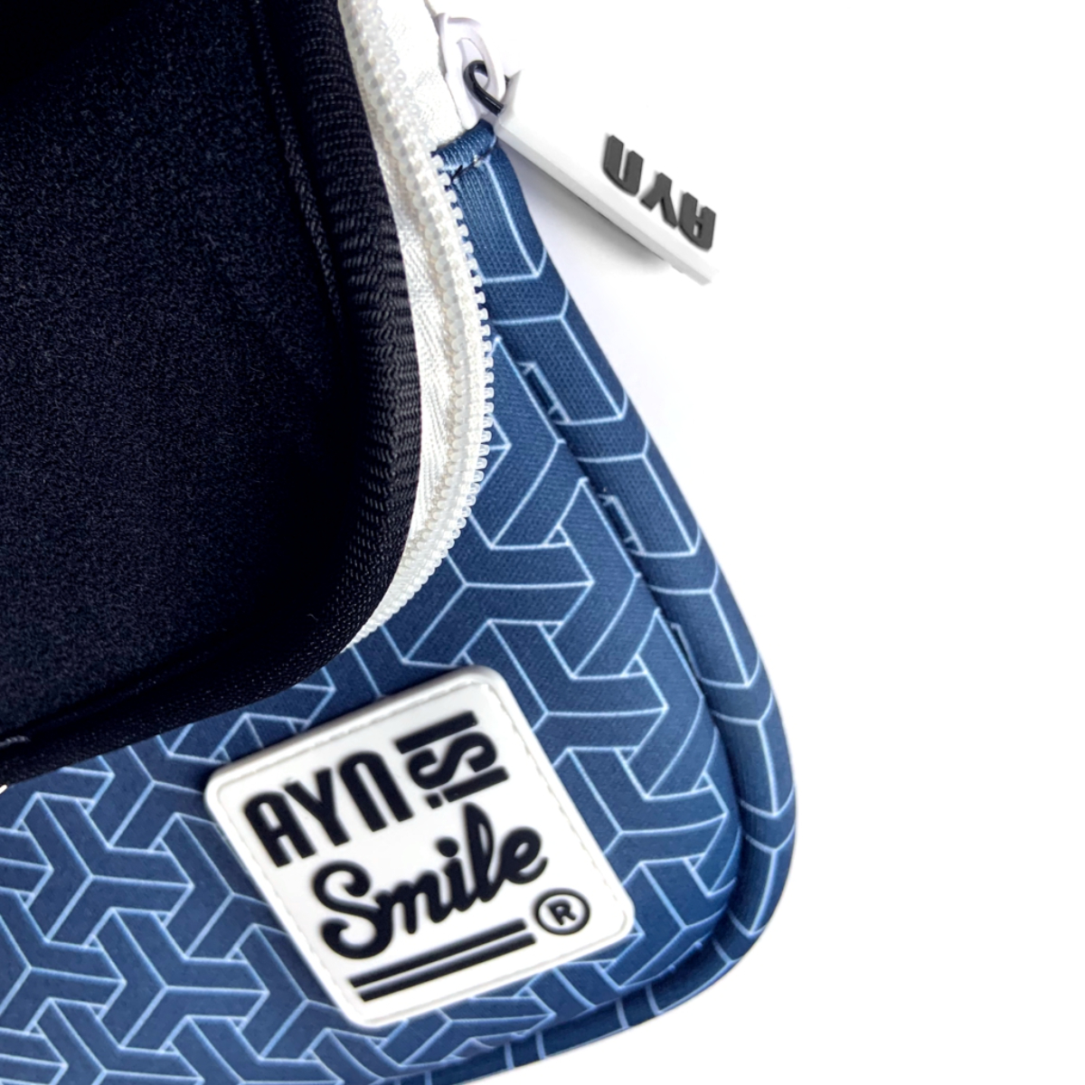 Primer plano de una bolsa con estampado azul con cremallera y logotipo blanco.