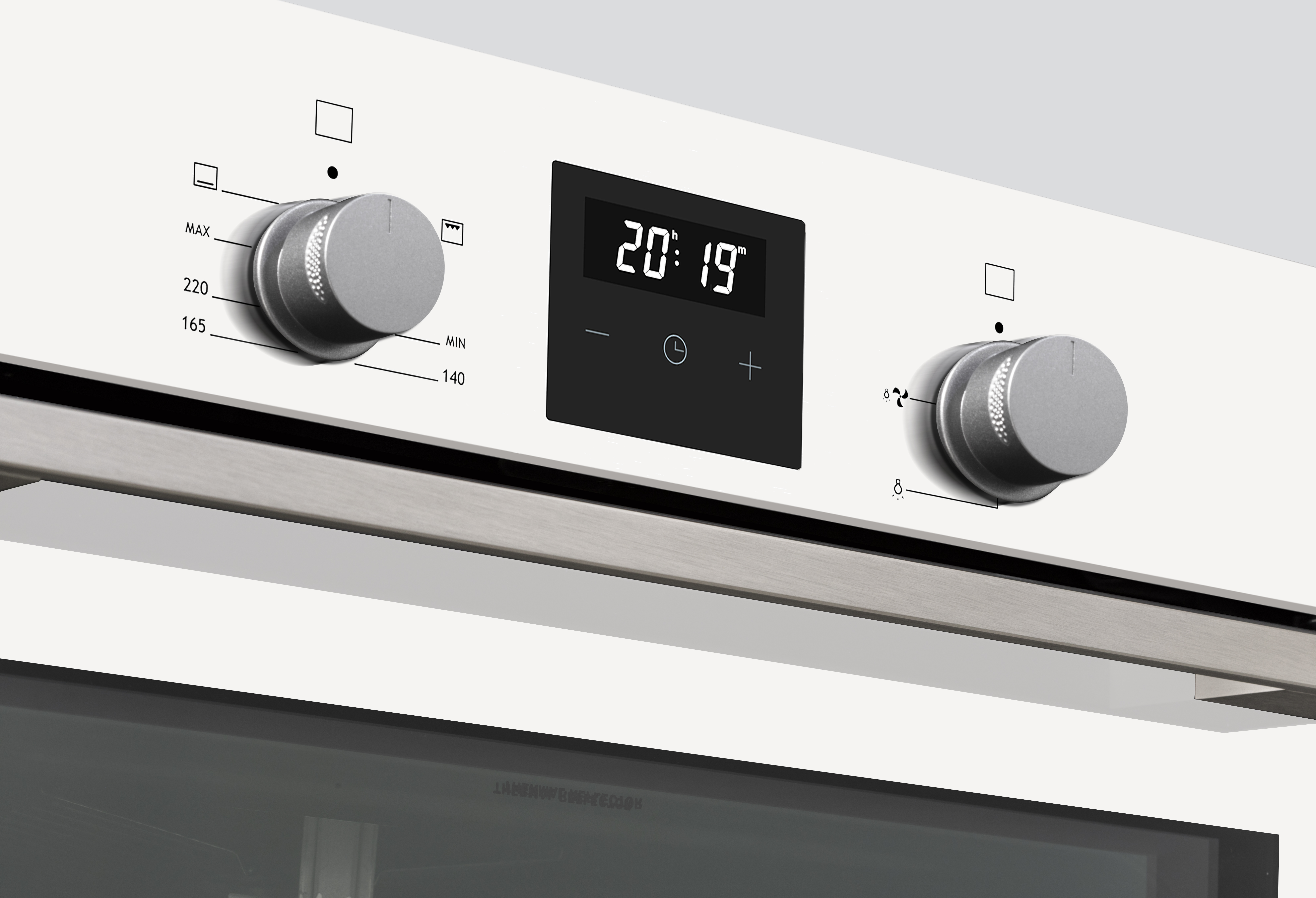 Un panel de control del horno con perillas y una pantalla digital que muestra 20:19.