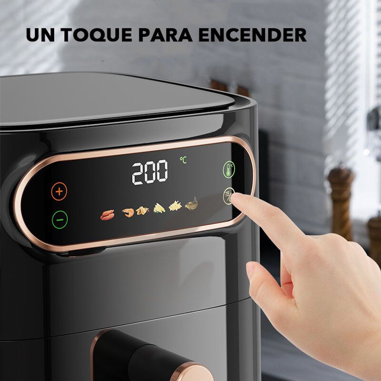 Freidora de aire negra con una mano presionando un botón en la pantalla digital.