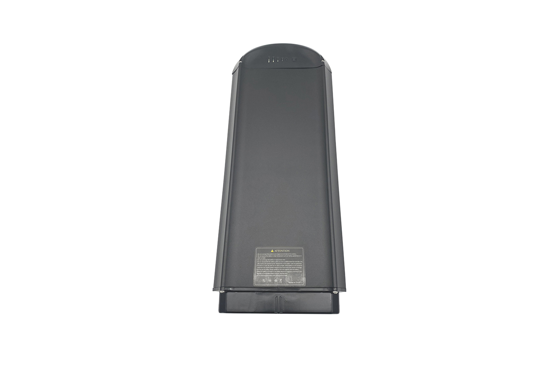 Ein schwarzes, rechteckiges Batteriepack mit Etikett und gewölbtem Deckel, isoliert auf Weiß.
