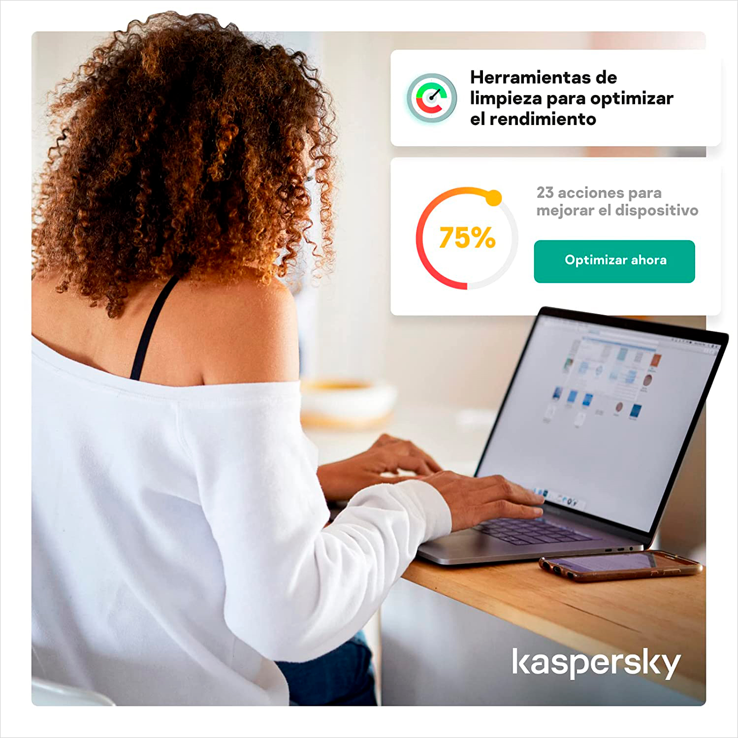 Mujer usando laptop, con barra de progreso del 75% y opciones para optimizar el rendimiento.