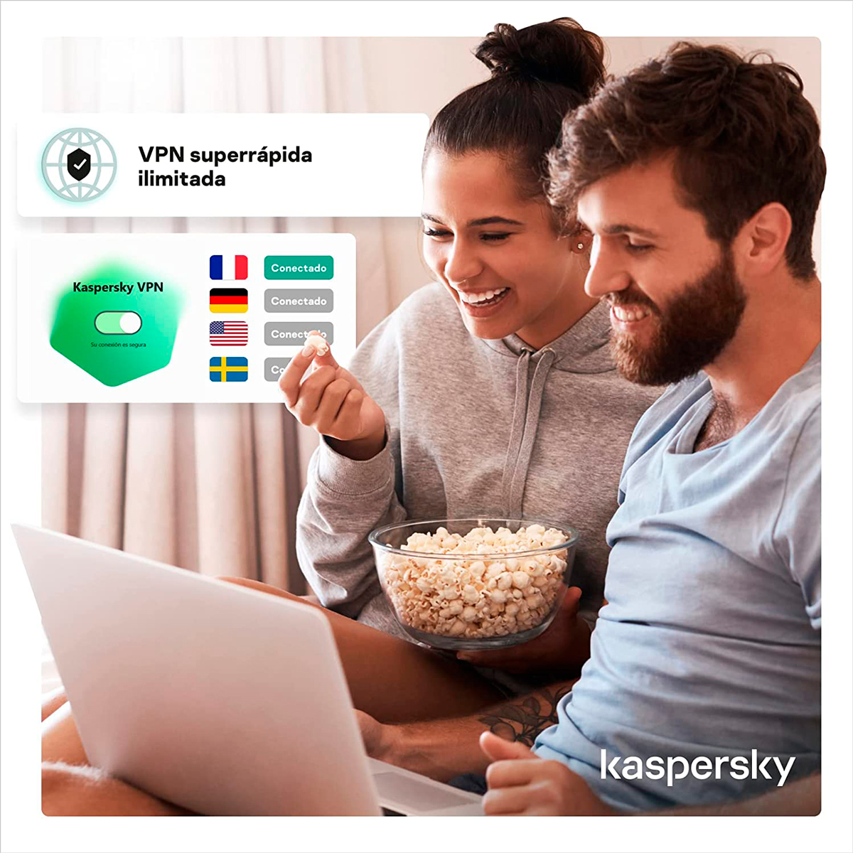 Una pareja se ríe mientras mira la pantalla de un portátil, con palomitas de maíz e indicadores de conexión VPN visibles.