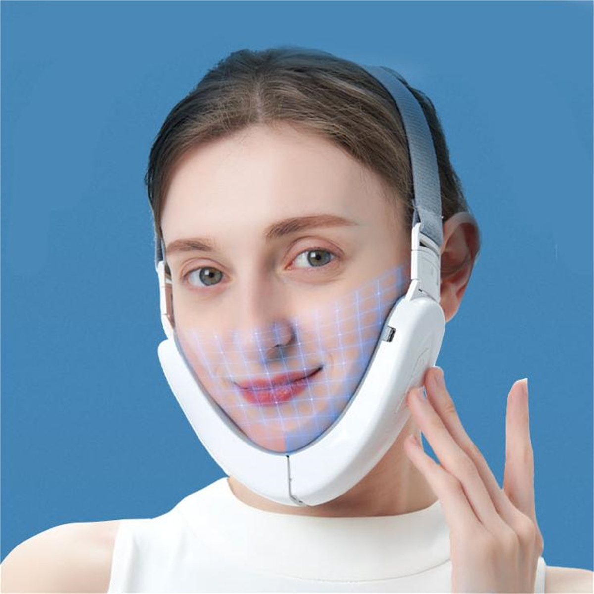 Mujer con mascarilla blanca con superposición de cuadrícula azul, fondo azul claro.