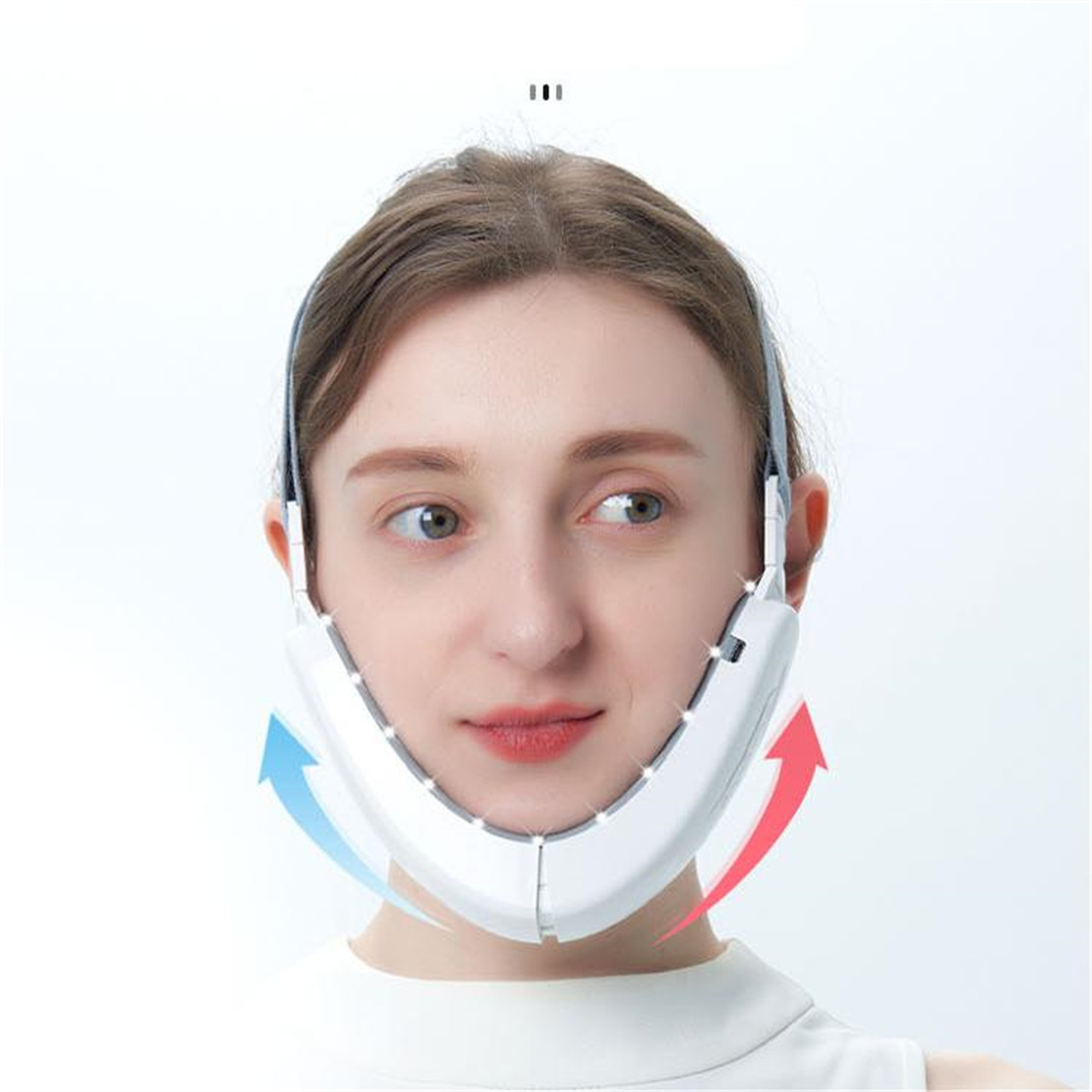 Mujer con un dispositivo de lifting facial. Flechas azules y rojas muestran la función del dispositivo.