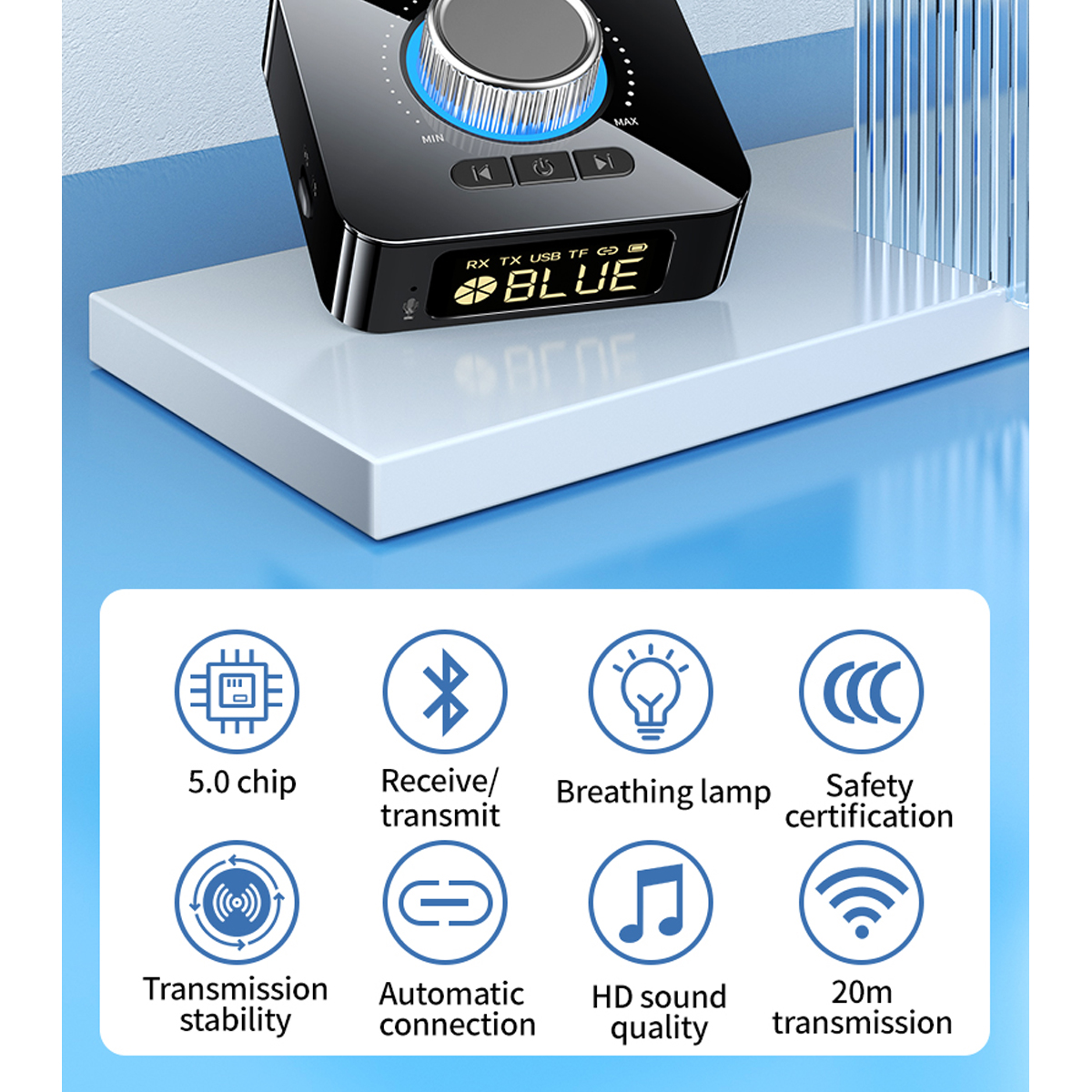 Un altavoz Bluetooth negro y azul con botones de control y una pantalla digital sobre una superficie blanca.