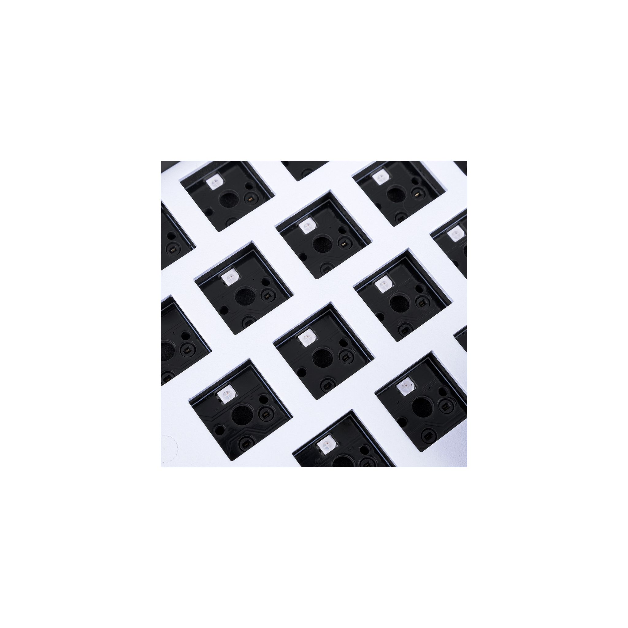 Zbliżenie na układ przełączników klawiatury w białej ramie.