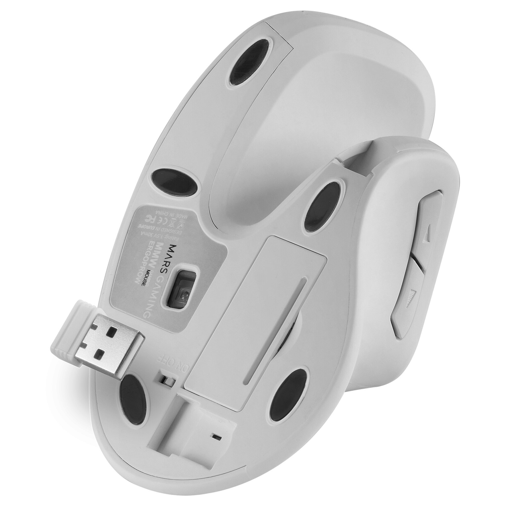 Lato inferiore di un mouse wireless bianco con ricevitore USB inserito e diversi fori.