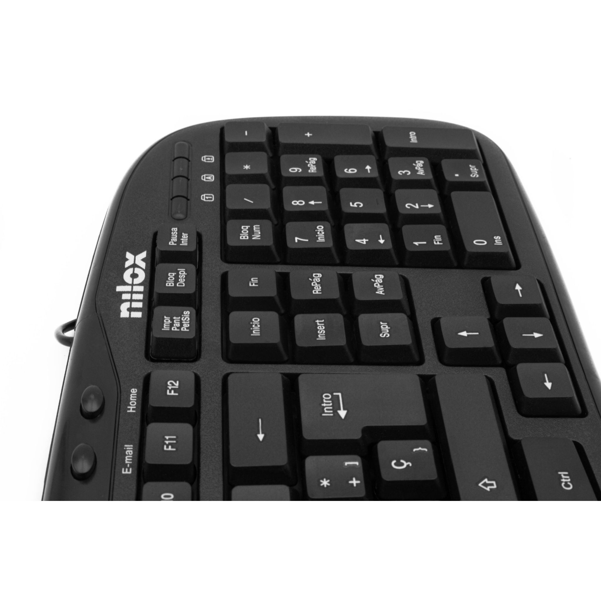Teclado negro con muchas teclas. El teclado es curvo y angulado.