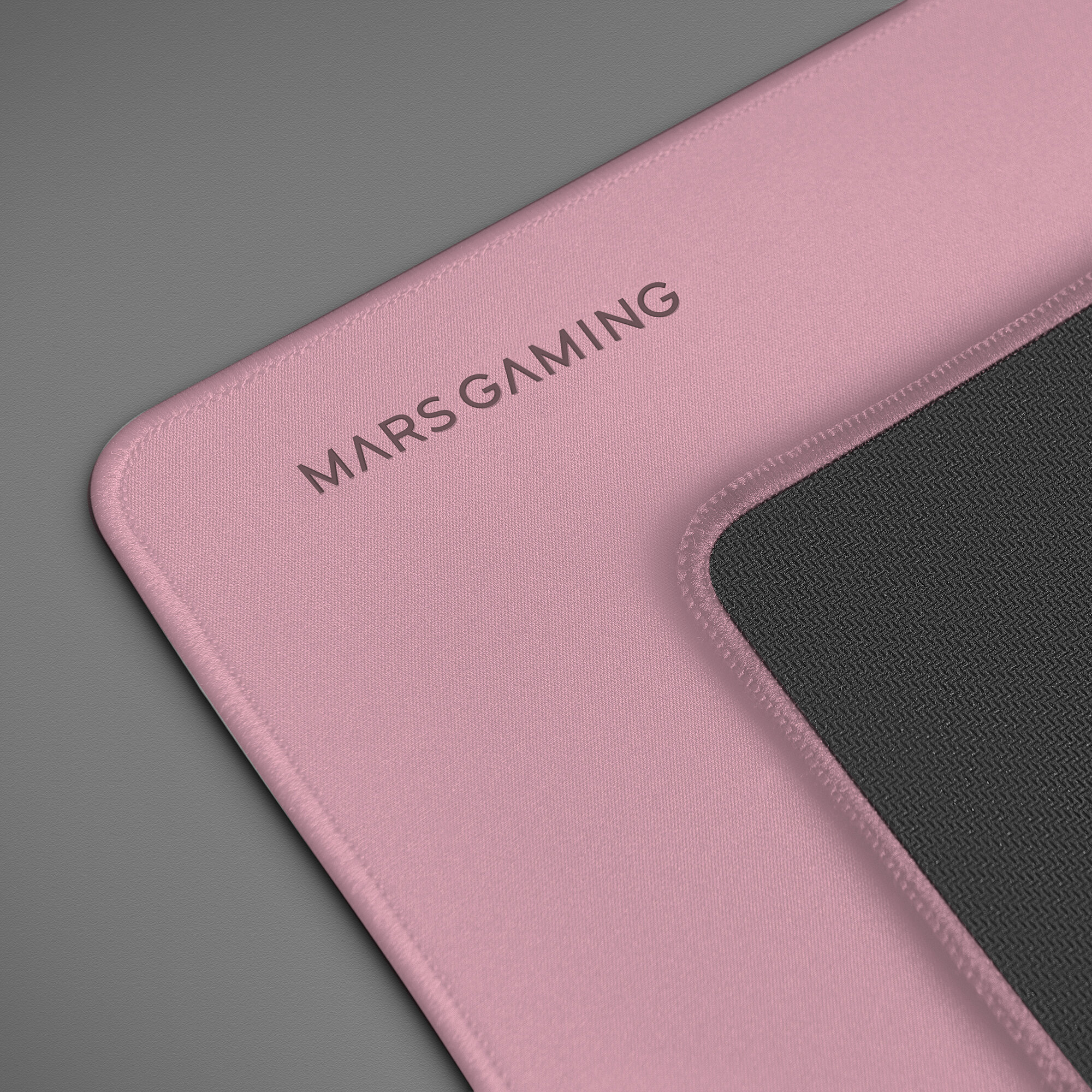 Una alfombrilla de ratón rosa para juegos con el texto "MARS GAMING" a la izquierda.
