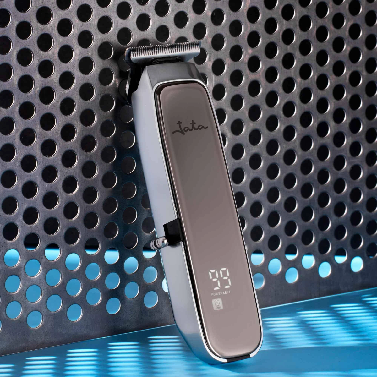 Una recortadora de cabello plateada y gris con una pantalla digital que muestra '99' y un indicador de energía restante.