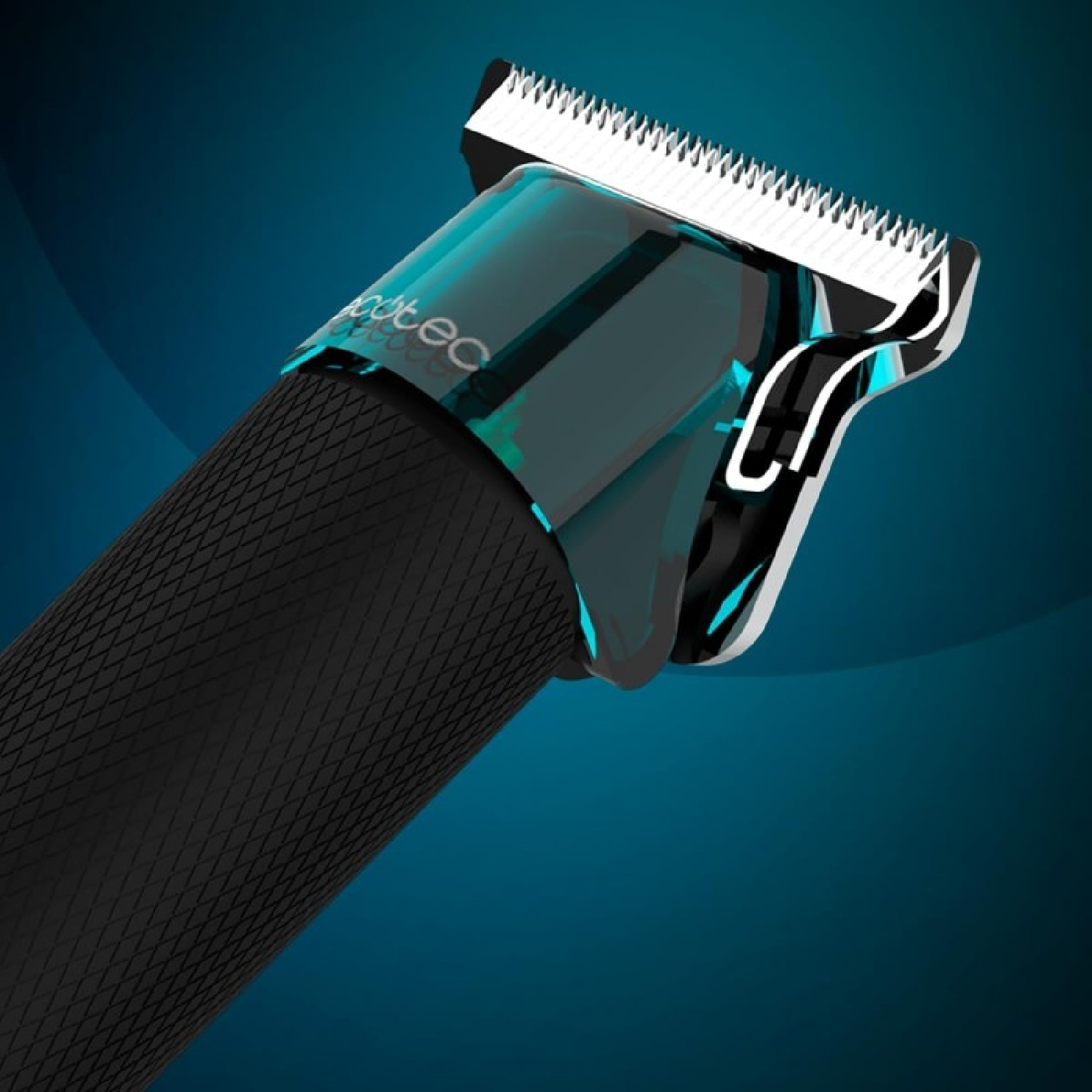 Primer plano de una cortadora de cabello eléctrica negra y verde azulado con una cuchilla plateada sobre un fondo azul.