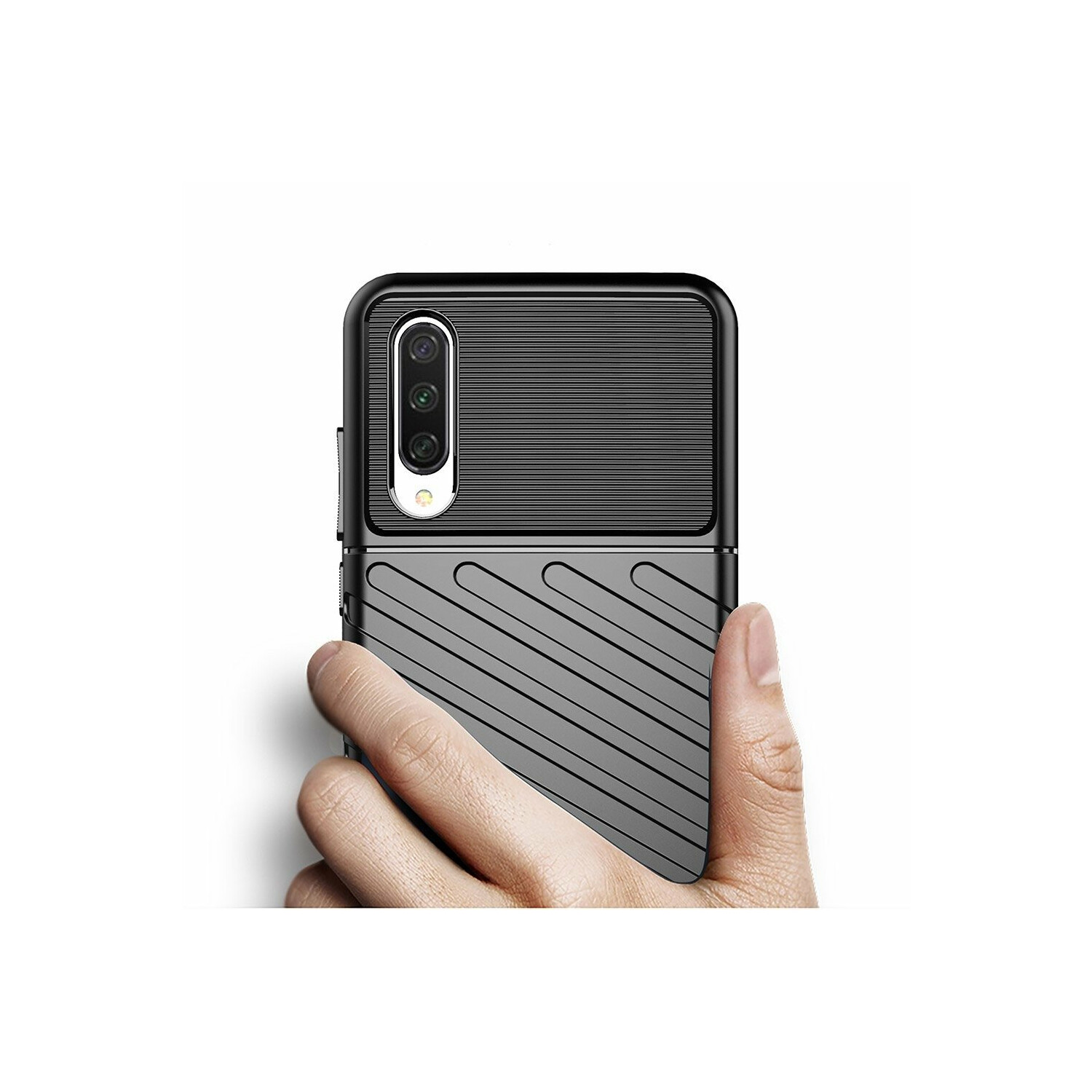 Hand hält eine schwarze Handyhülle mit strukturiertem Design. Kamera ist sichtbar.