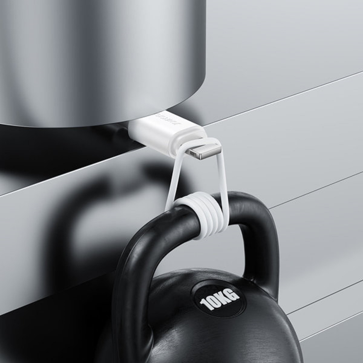 Weißes USB-C-Kabel, das mit einer schwarzen Kettlebell verbunden ist.