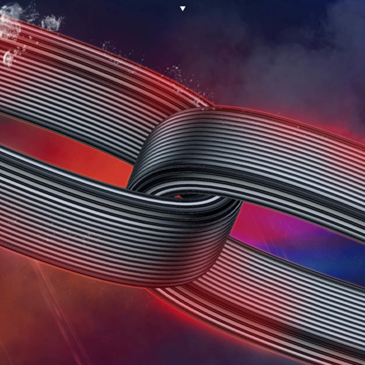 Splecione metalowe kable z czerwonym i niebieskim tłem.