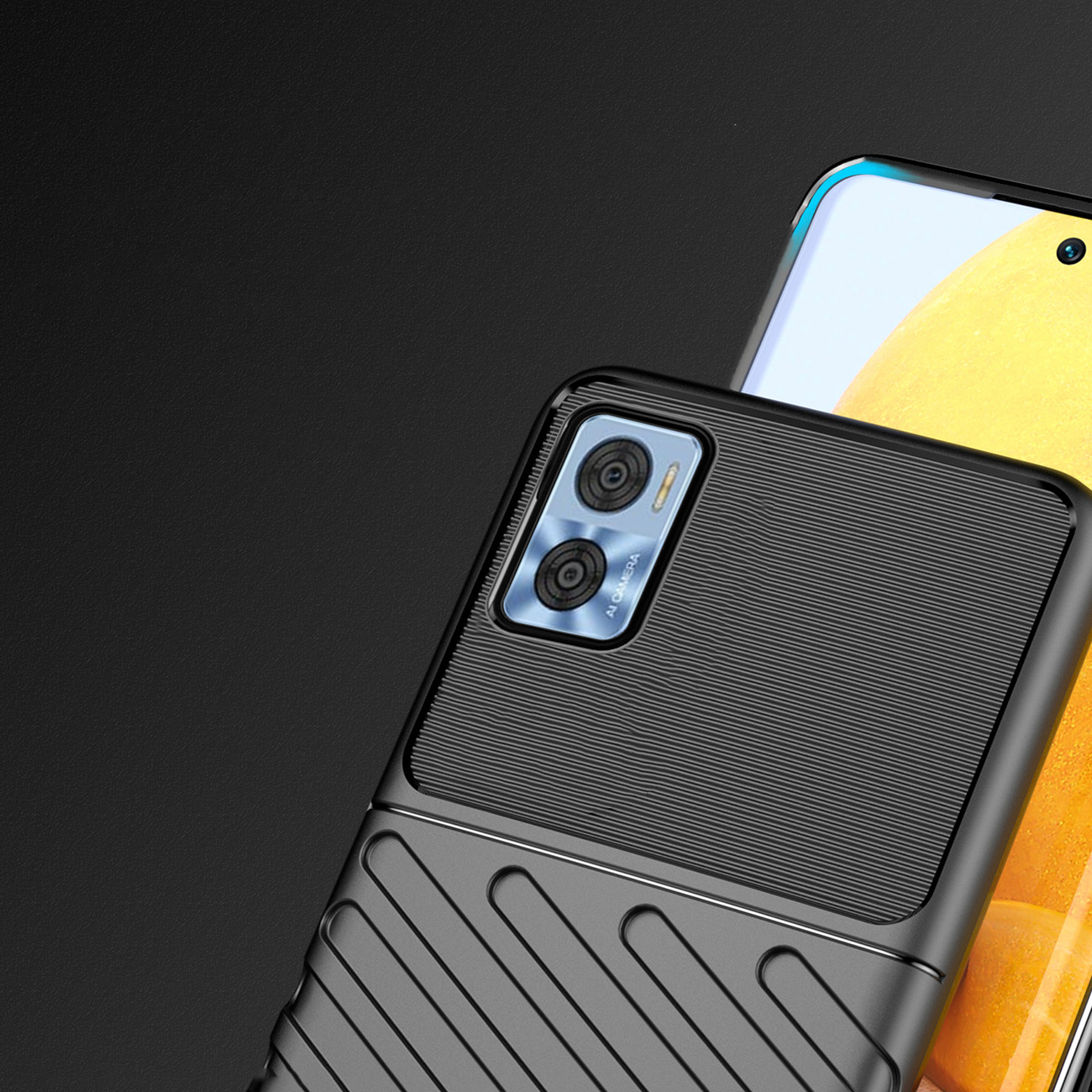 Nahaufnahme einer Handyhülle mit strukturiertem Design. Ein Telefon ist im Hintergrund.