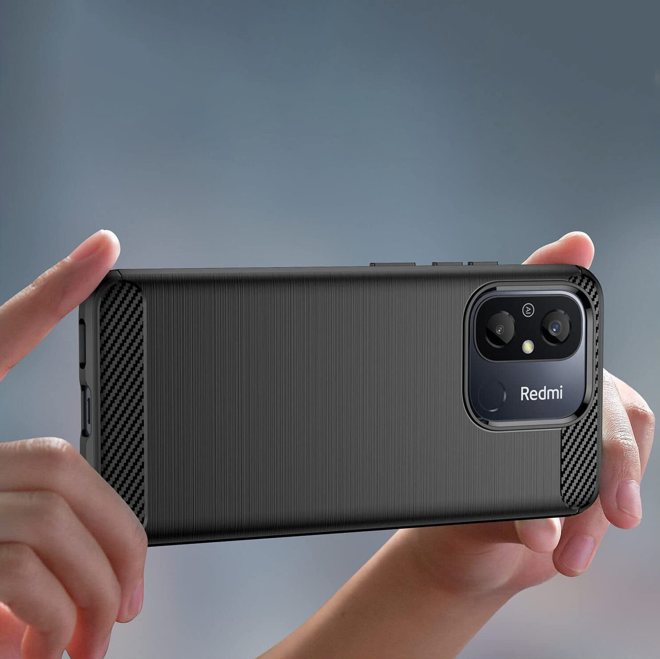 Hände halten eine schwarze Handyhülle. Die Hülle hat ein strukturiertes Design und Redmi-Text.