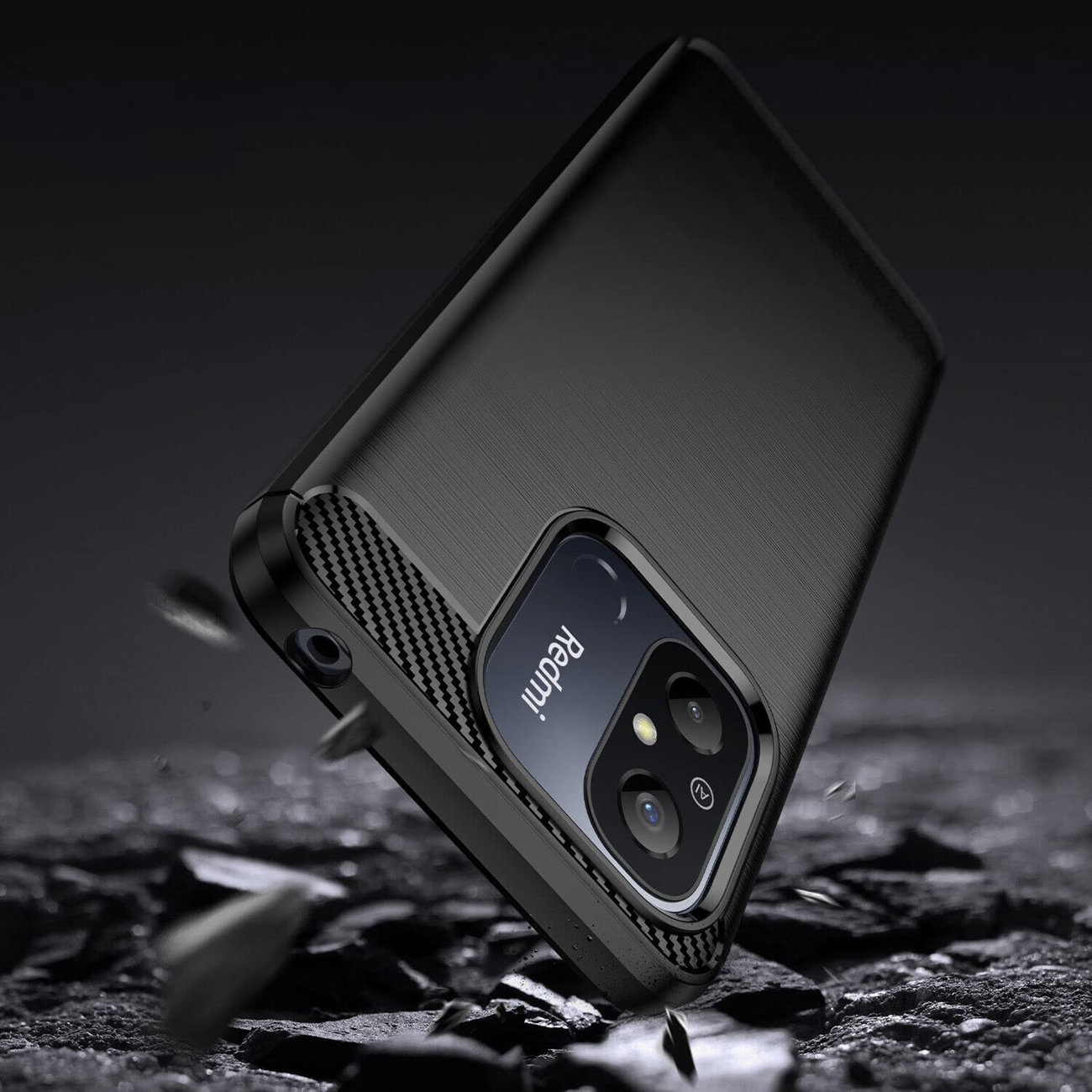 Schwarze Handyhülle mit Kamera. Das Telefon wird auf eine Oberfläche fallen gelassen. Dunkler Hintergrund.