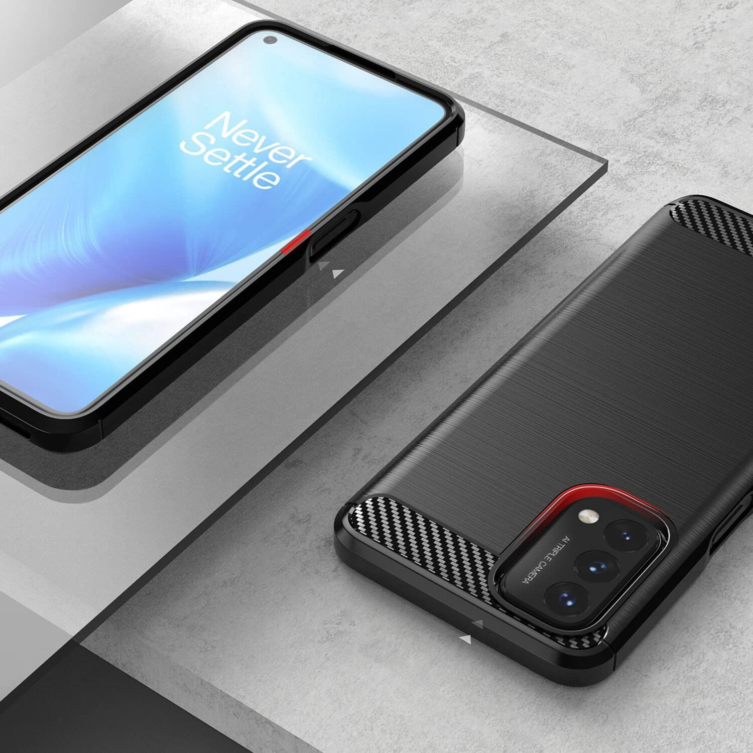 Handyhülle mit schwarzer strukturierter Rückseite und Carbonfaser-Akzenten, mit sichtbarem Telefon und Bildschirm.