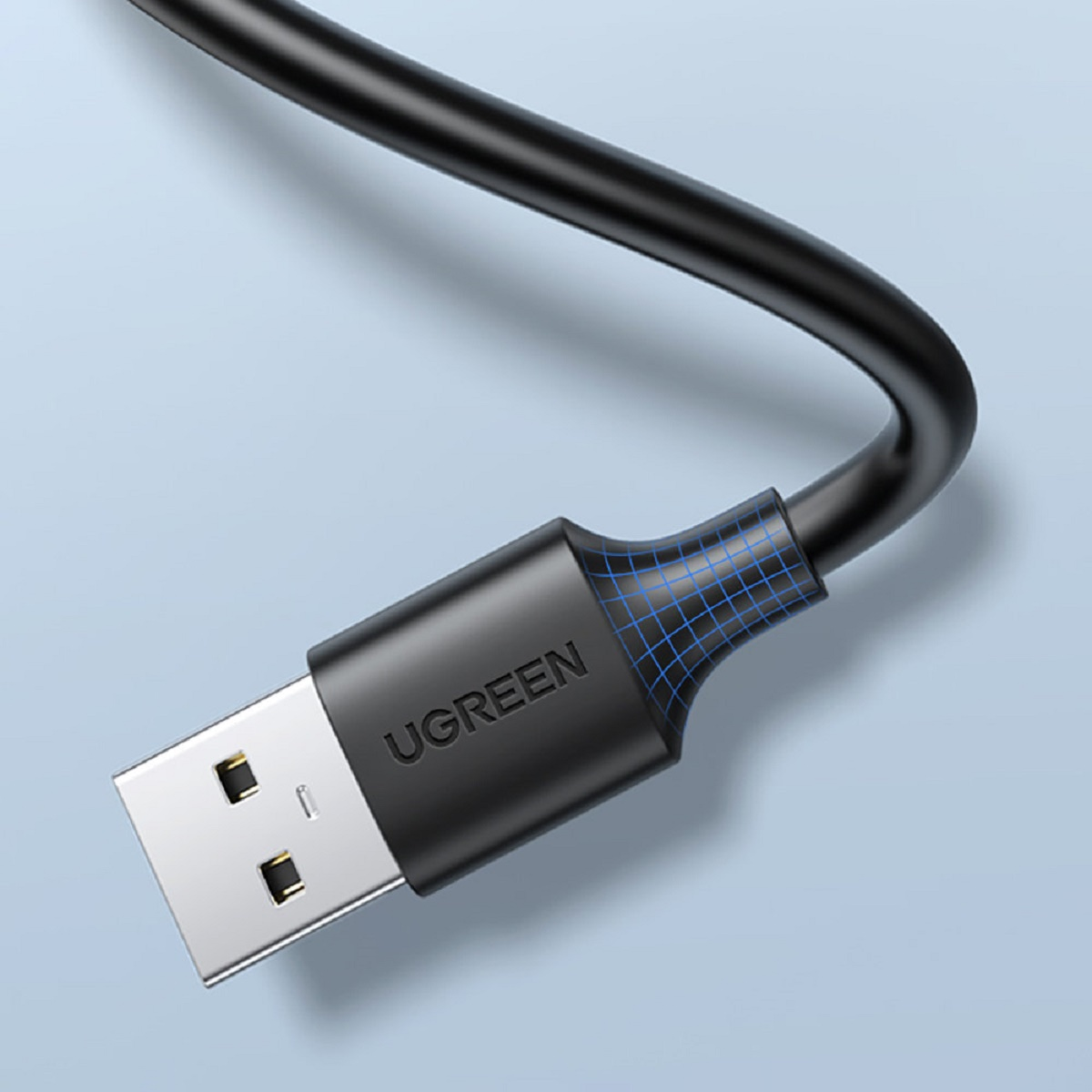 Czarny kabel USB ze złączem USB-A. Niebieskie detale kratki w pobliżu złącza. Niebieskie tło.